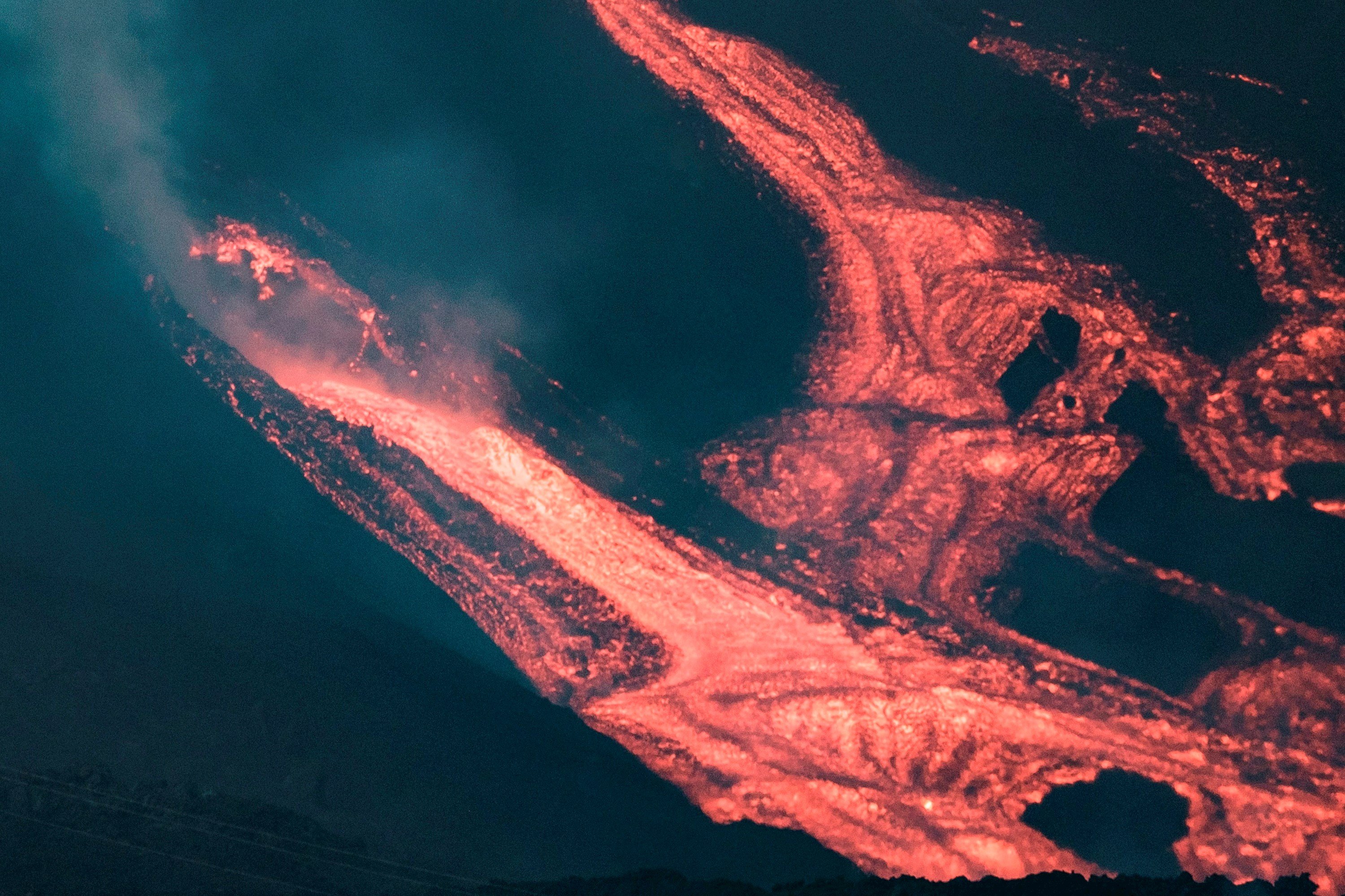 El cono del volcán se parte y deja expuesta una gran fuente de lava