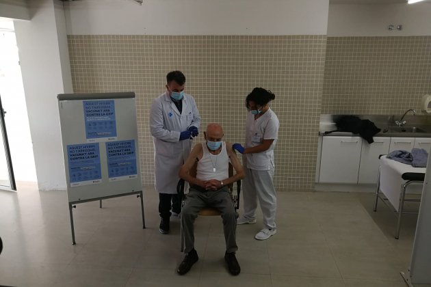 hombre 70 vacunado gripe covid catalunya anna sole sans