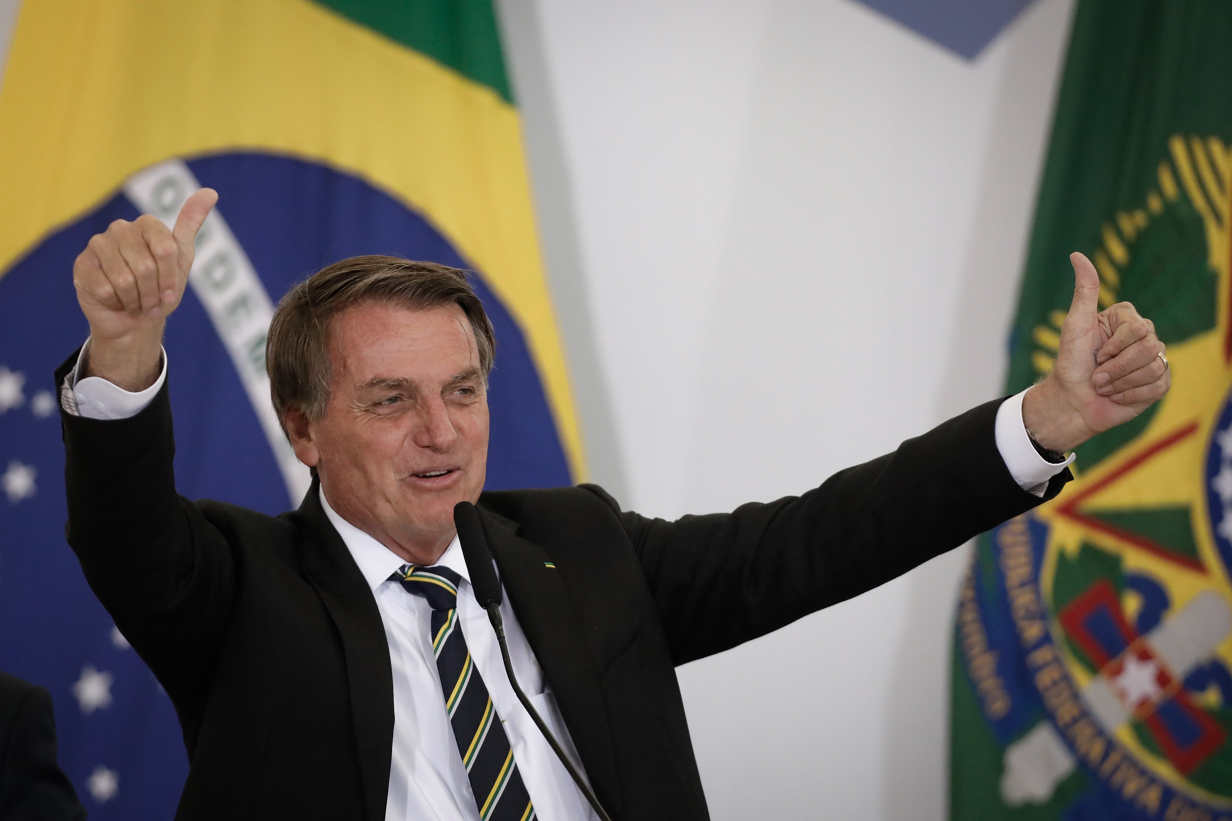 Bolsonaro vincula las vacunas con el VIH y las redes sociales dicen basta