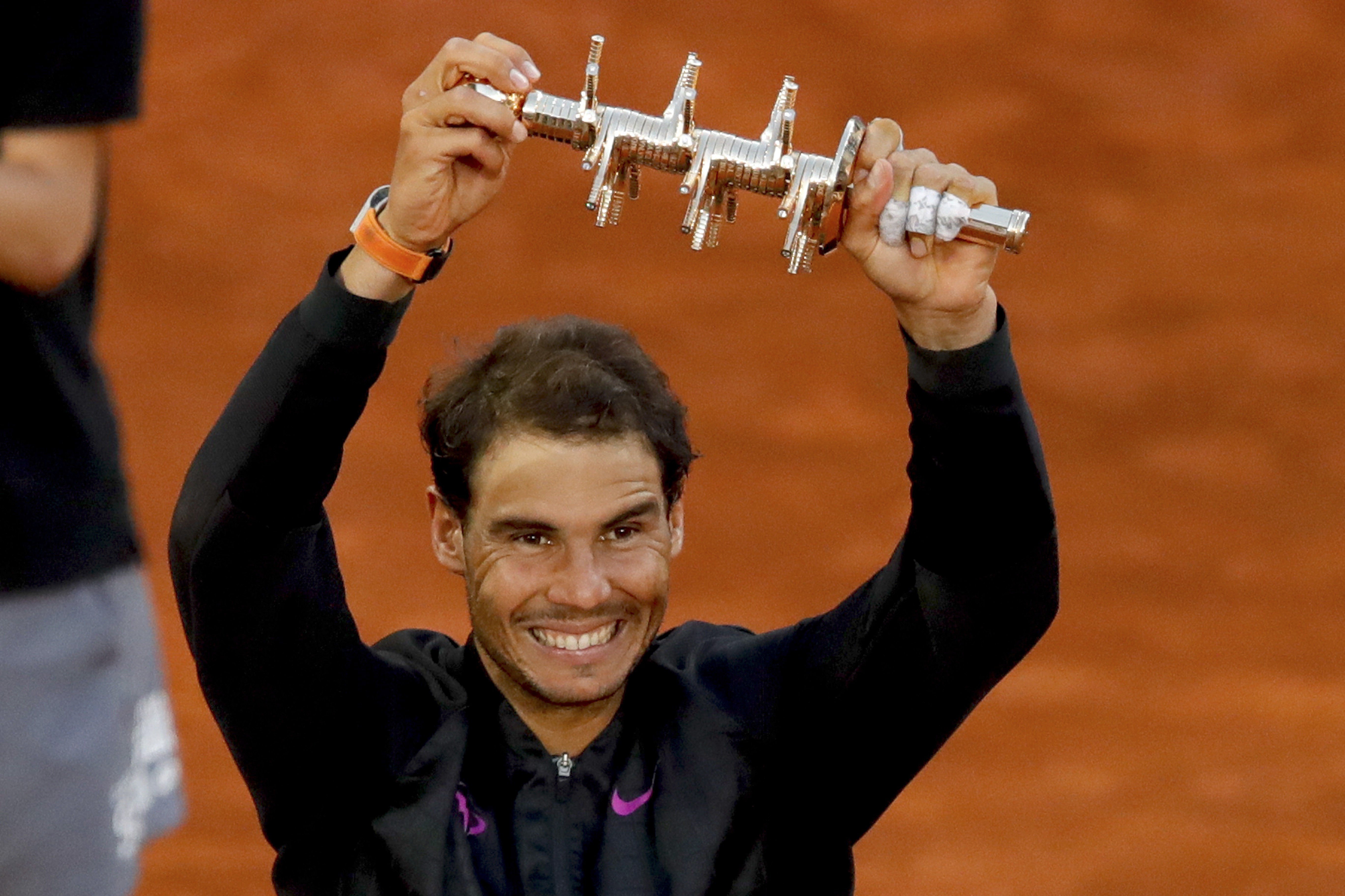 Nadal levanta su quinto trofeo en Madrid