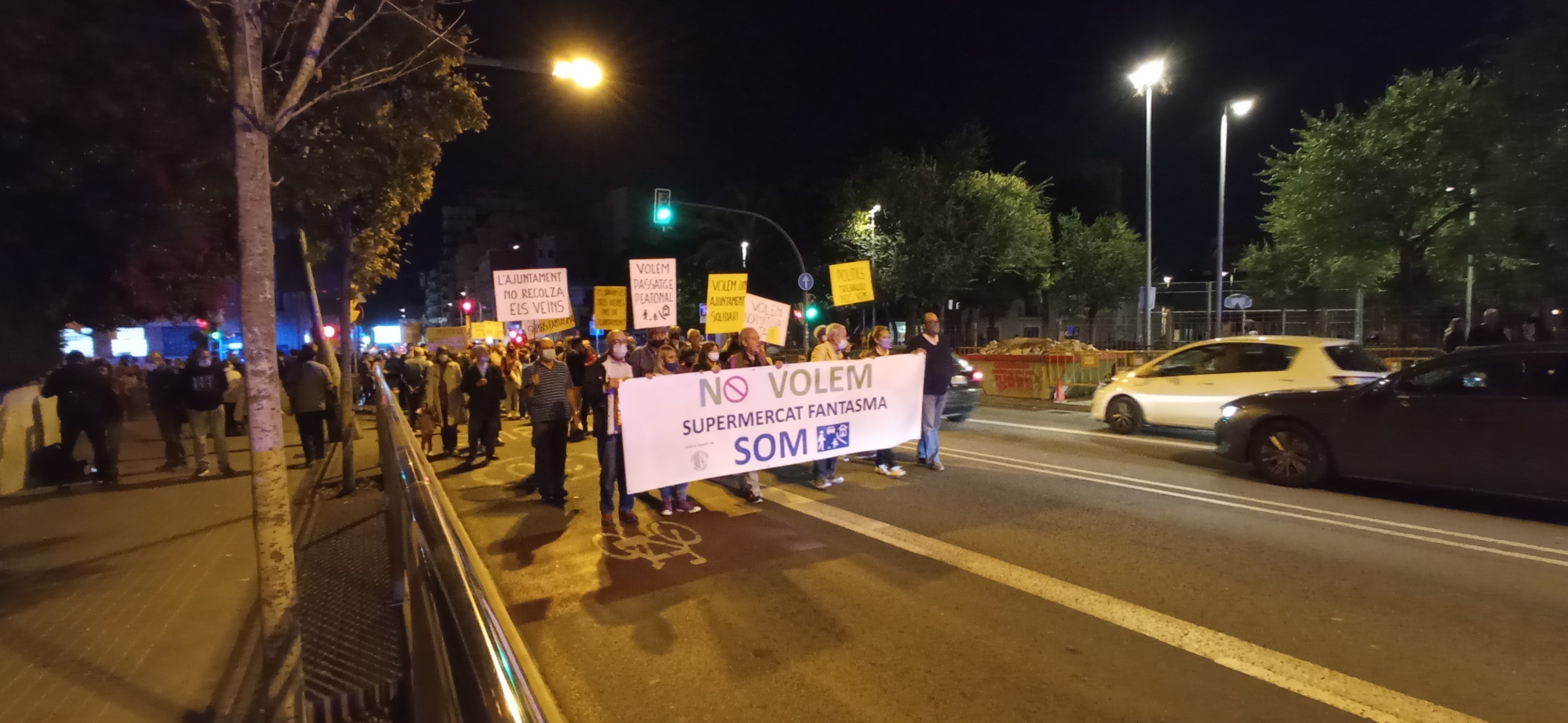 Les Corts avisa al gobierno Colau: "Regulad los supermercados-fantasma"
