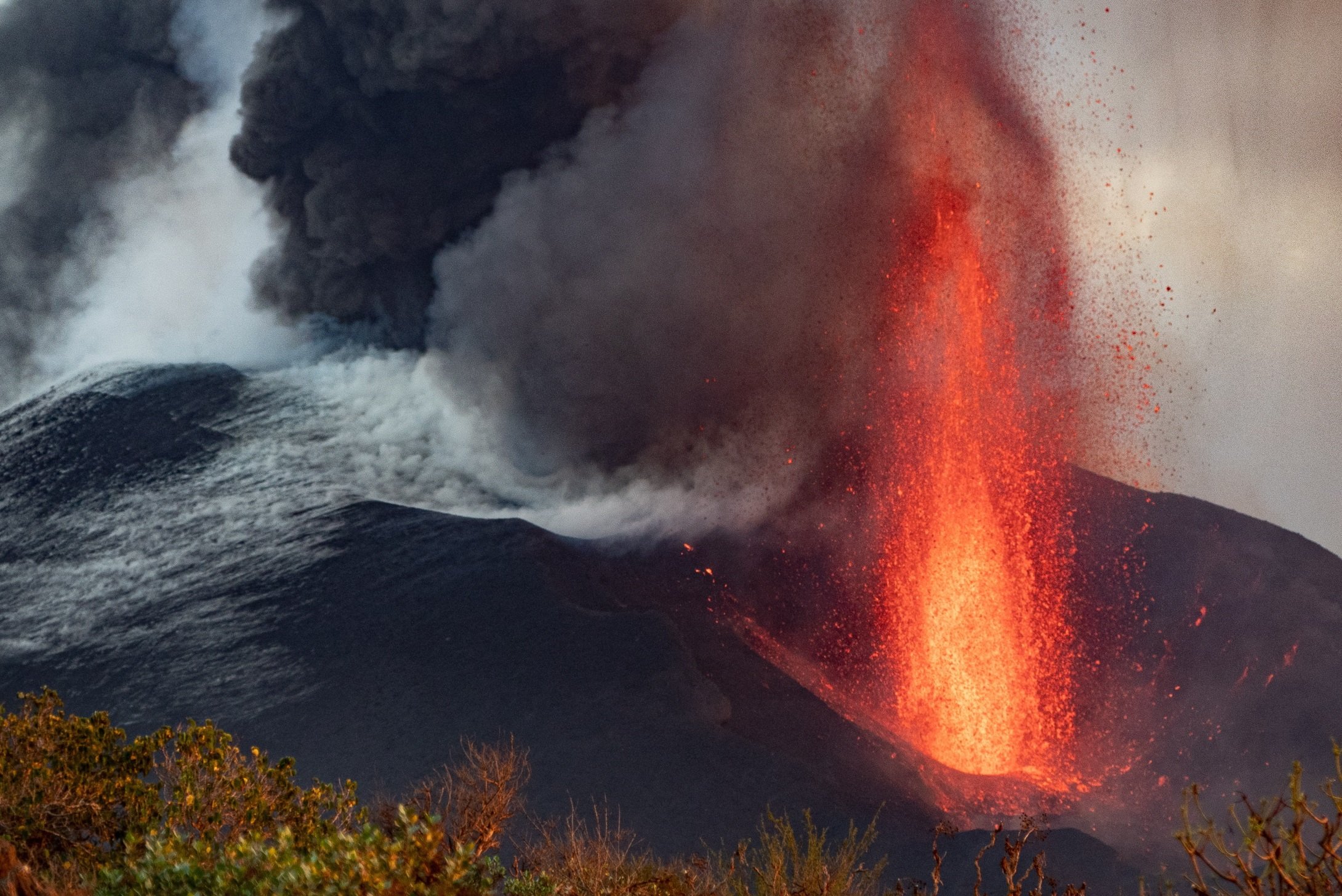 La erupción de La Palma escala en violencia: cono colapsado y más lava