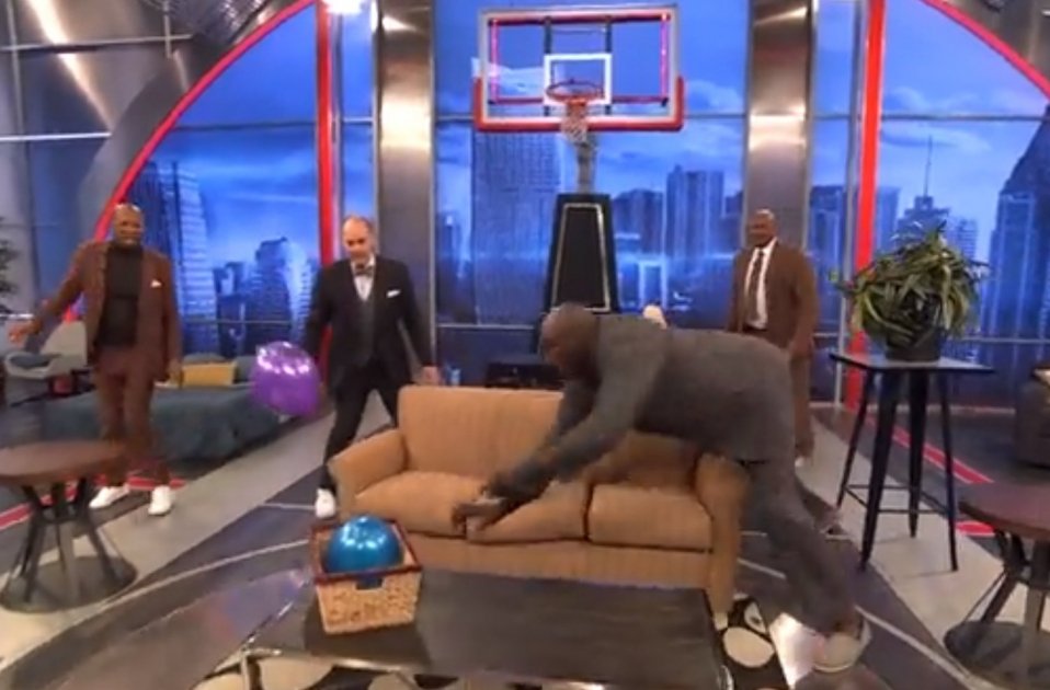 Shaquille O'Neal y Charles Barkley jugando con globos Twitter