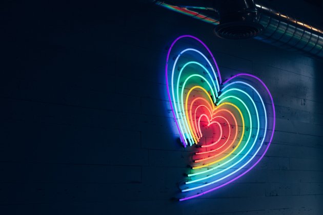 corazon neon unsplash