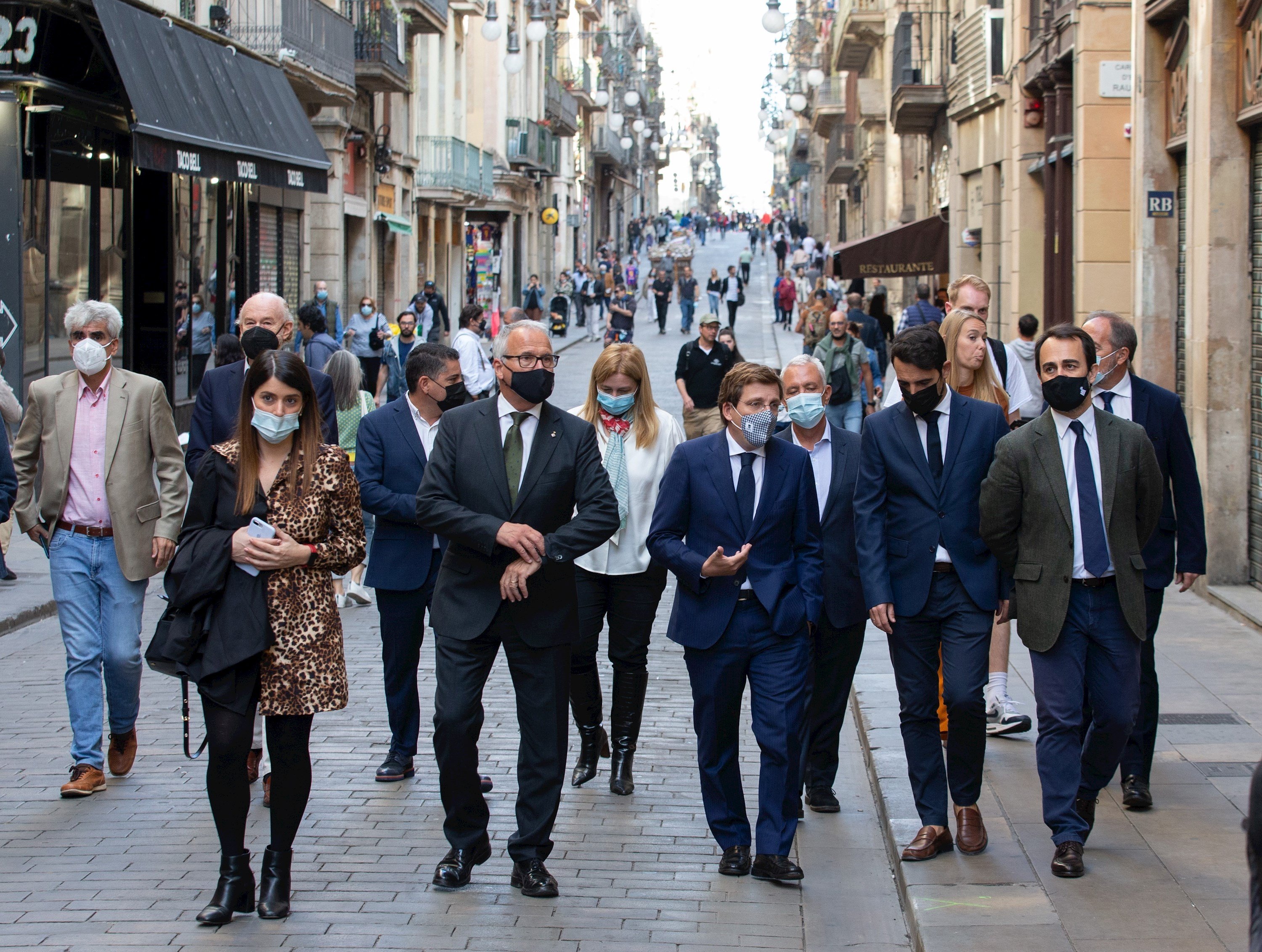Almeida le canta las cuarenta a Barcelona: "Madrid va como un tiro"