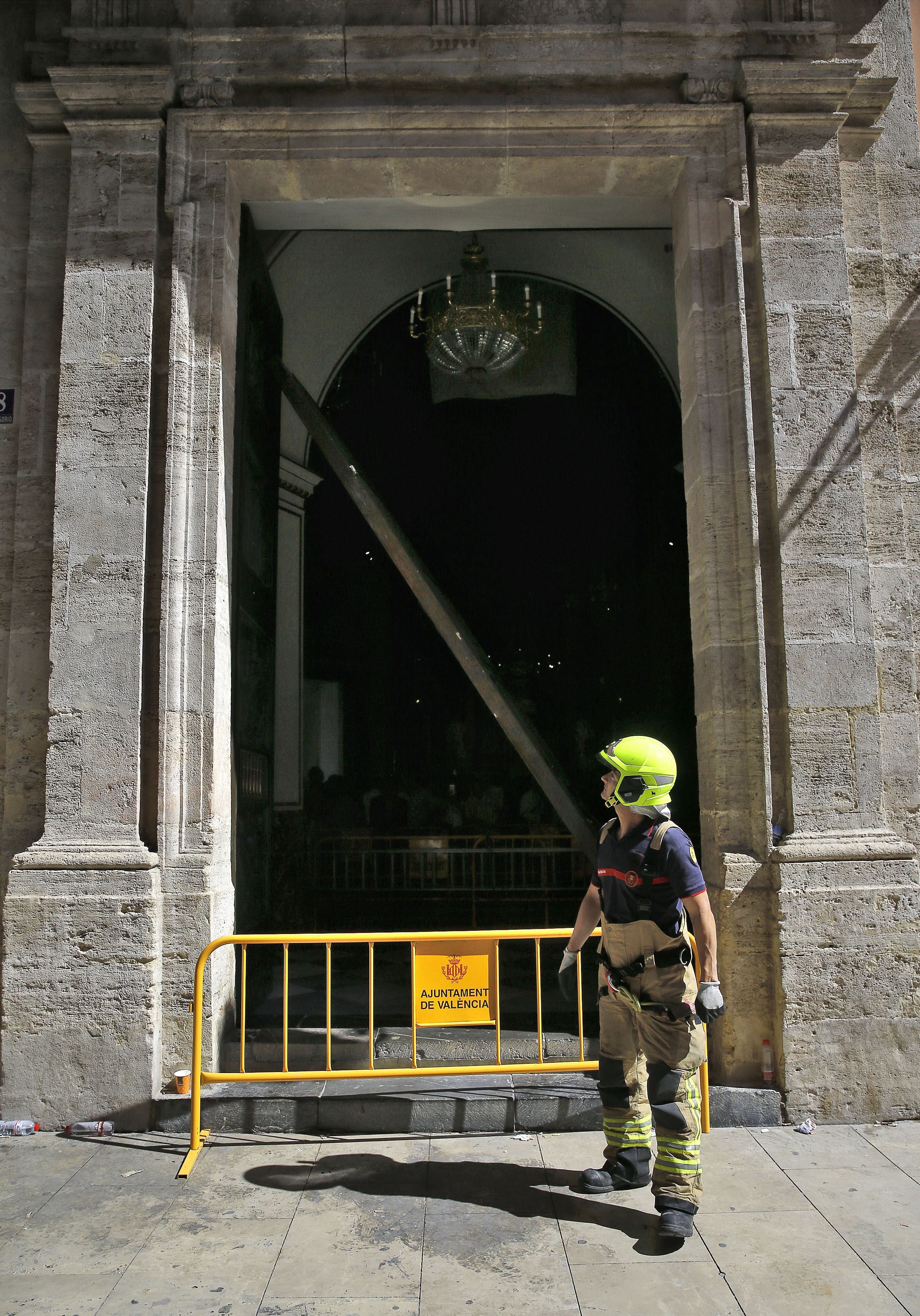 Ferida una dona de 80 anys en caure-li la porta de la Basílica de València