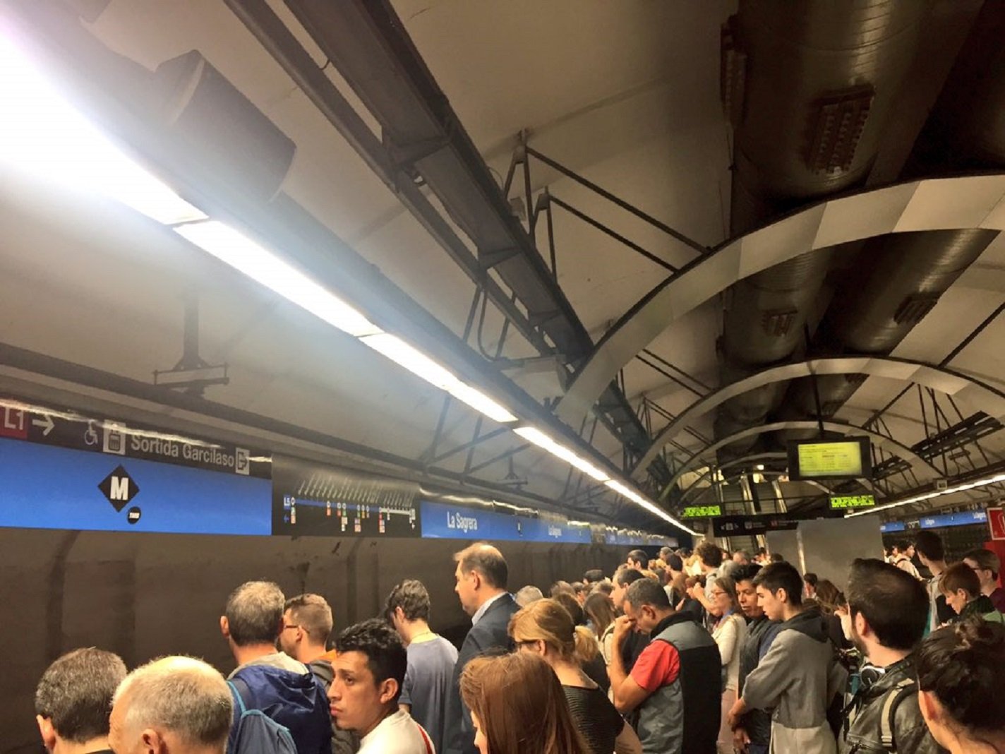 El tercer lunes de huelga en el metro provoca nuevas aglomeraciones de usuarios