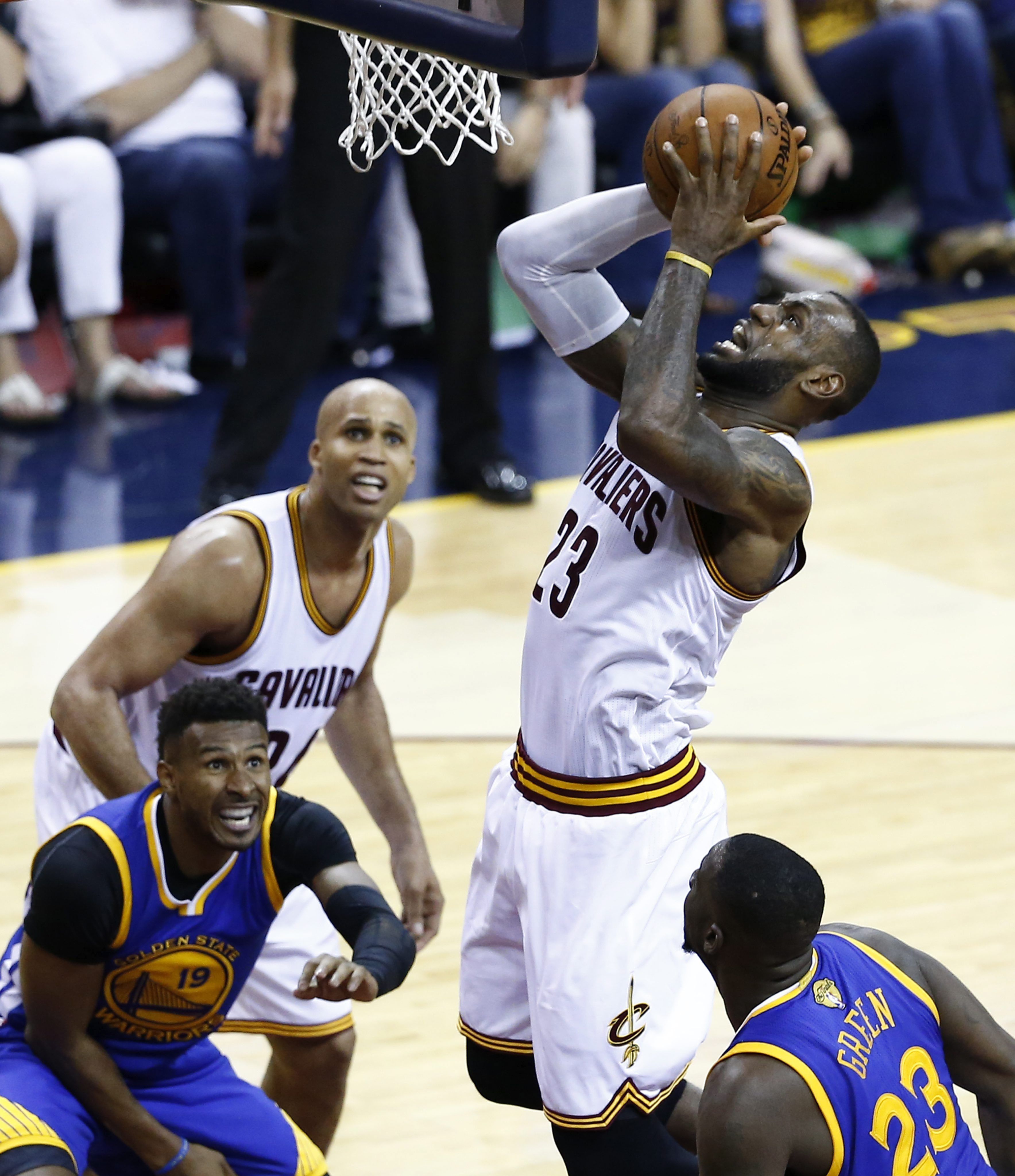 LeBron James fuerza el séptimo partido (115-101)