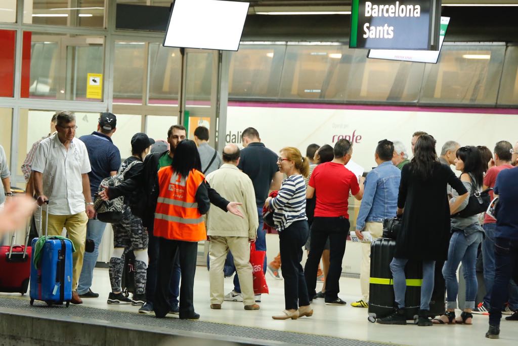 El cabreo de los usuarios contra Renfe por el caos de Montcada