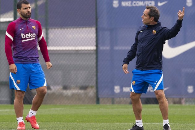 Entrenamiento viernes FC Barcelona, Sergi Barjuan y Kun Agüero - Efe