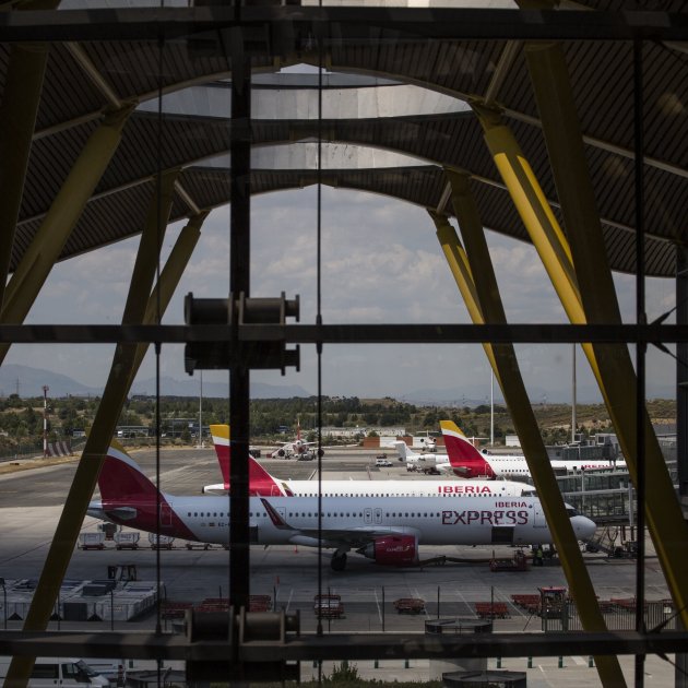 Aviones iberia aparcados pista terminal t4 aeropuerto adolfo suarez - Alejandro Martínez Vélez / Europa Press