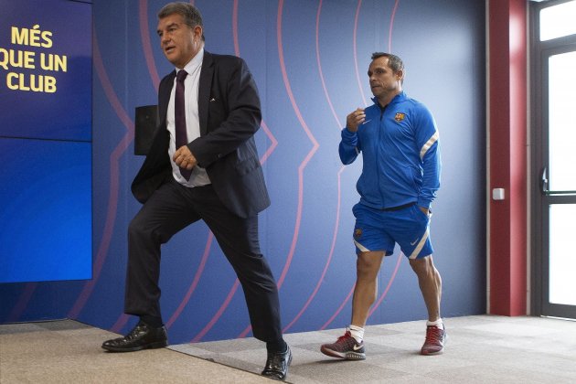 Joan Laporta i Sergi Barjuan en la roda de premsa, primer entrenament - Efe