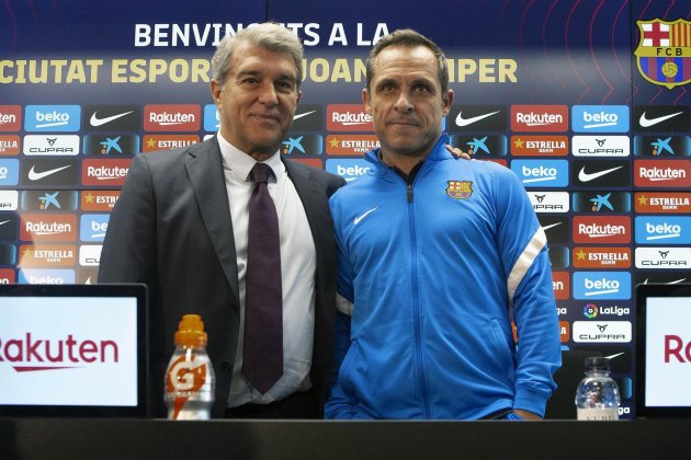 Joan Laporta y Sergi Barjuan en la rueda de prensa, primer entrenamiento - Efe