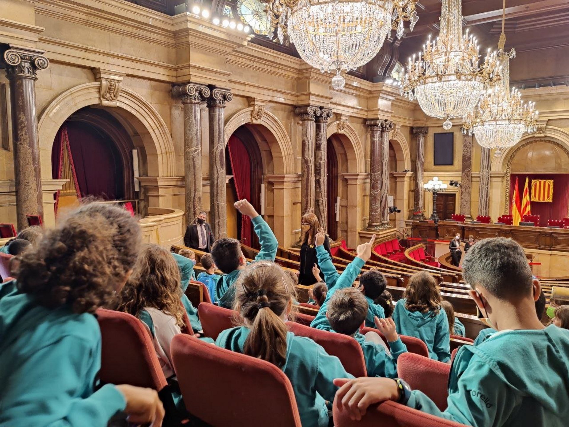 Bany de masses 'junior' a Borràs al Parlament