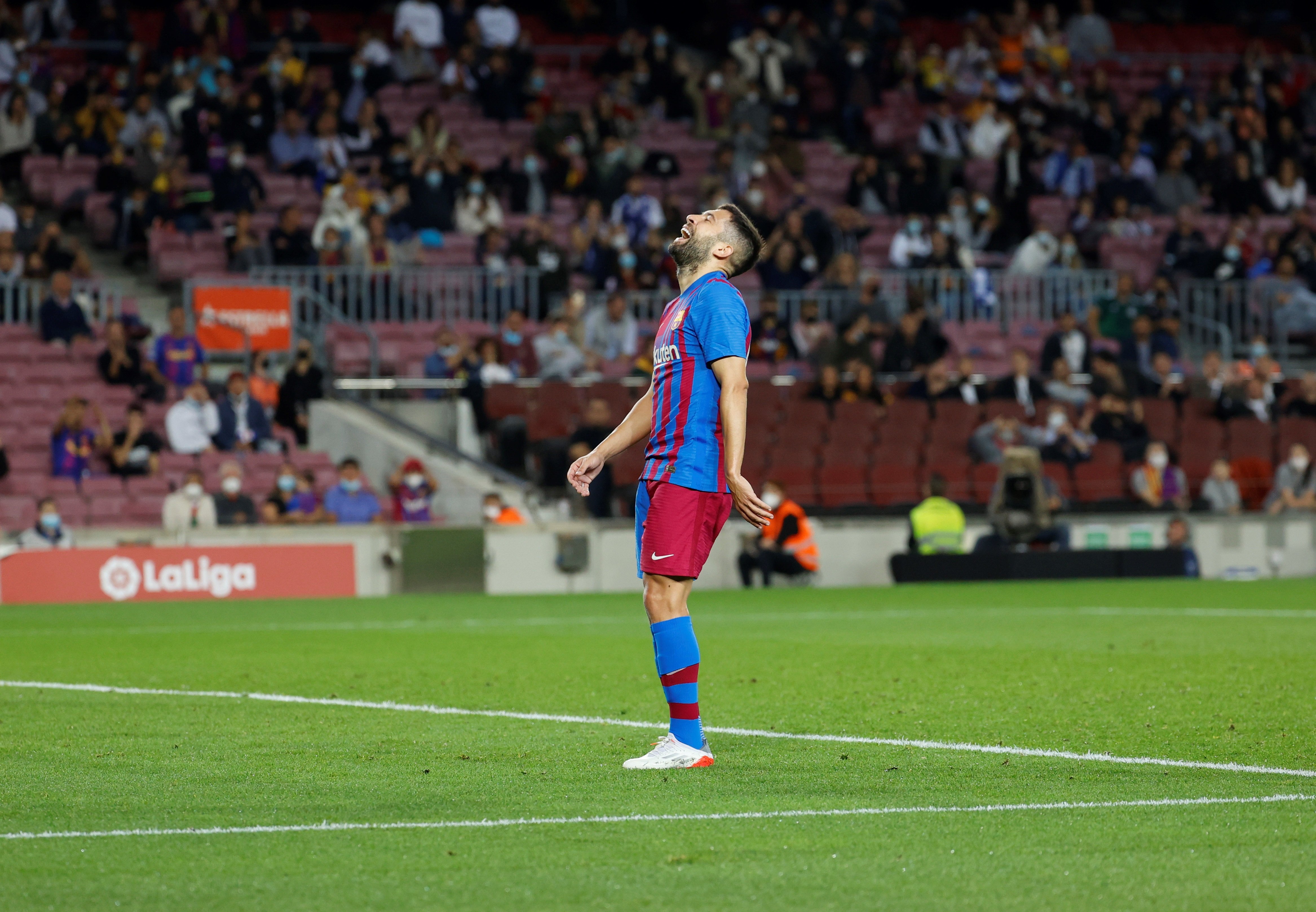 Jordi Alba ja no té la protecció de Messi i Joan Laporta i Xavi Hernández estudien l'arribada del substitut