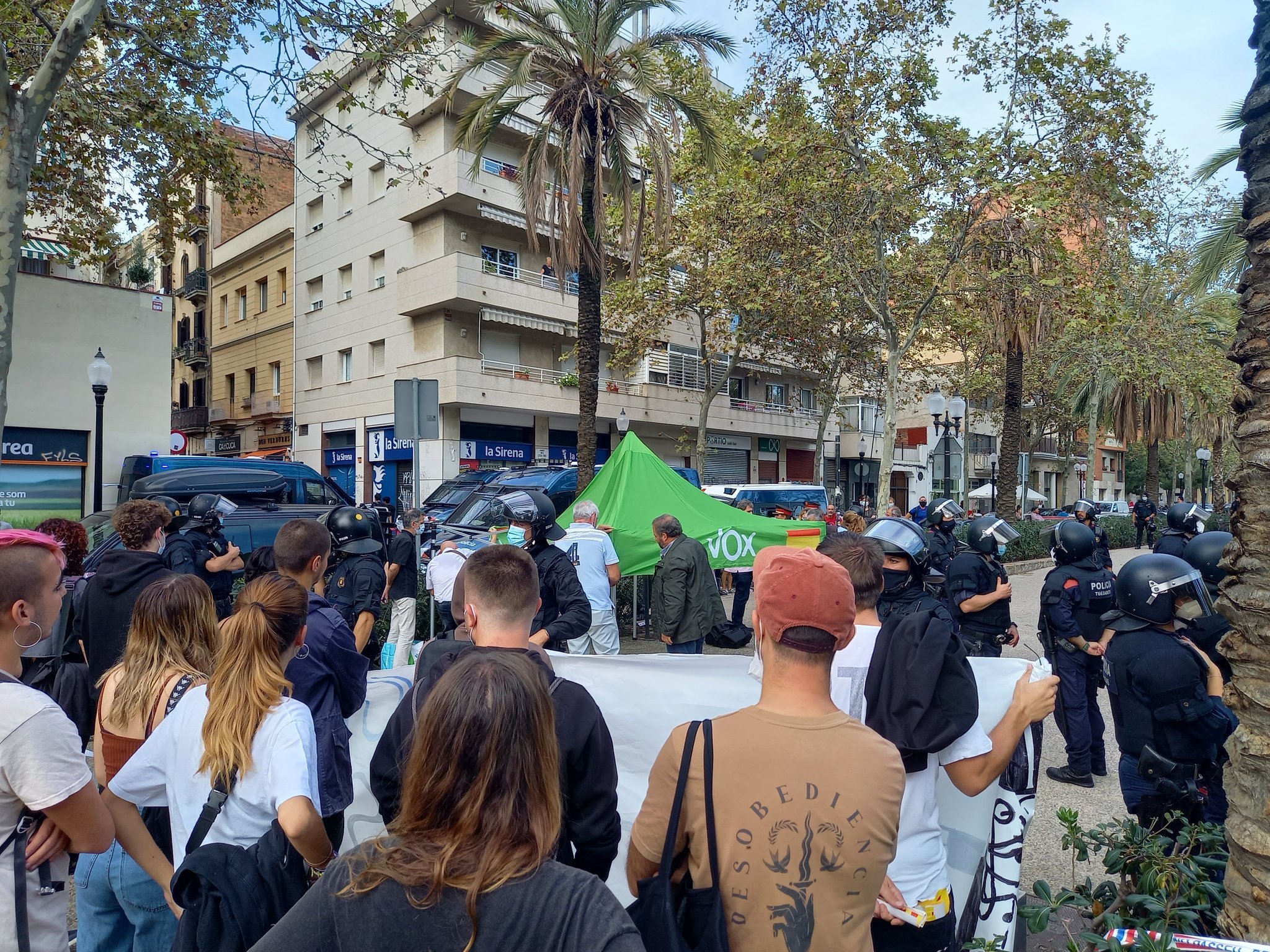 Tensión por una carpa de Vox en el Clot