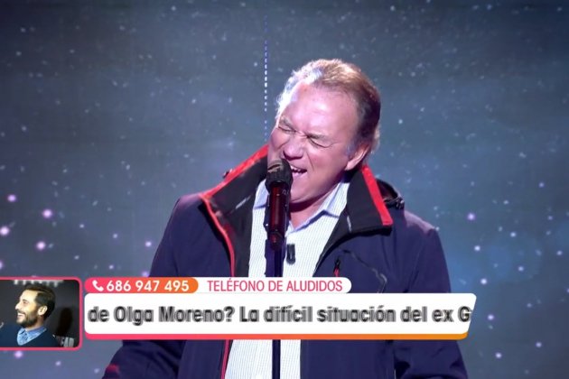 Bertín cantando con chubasquero Telecinco