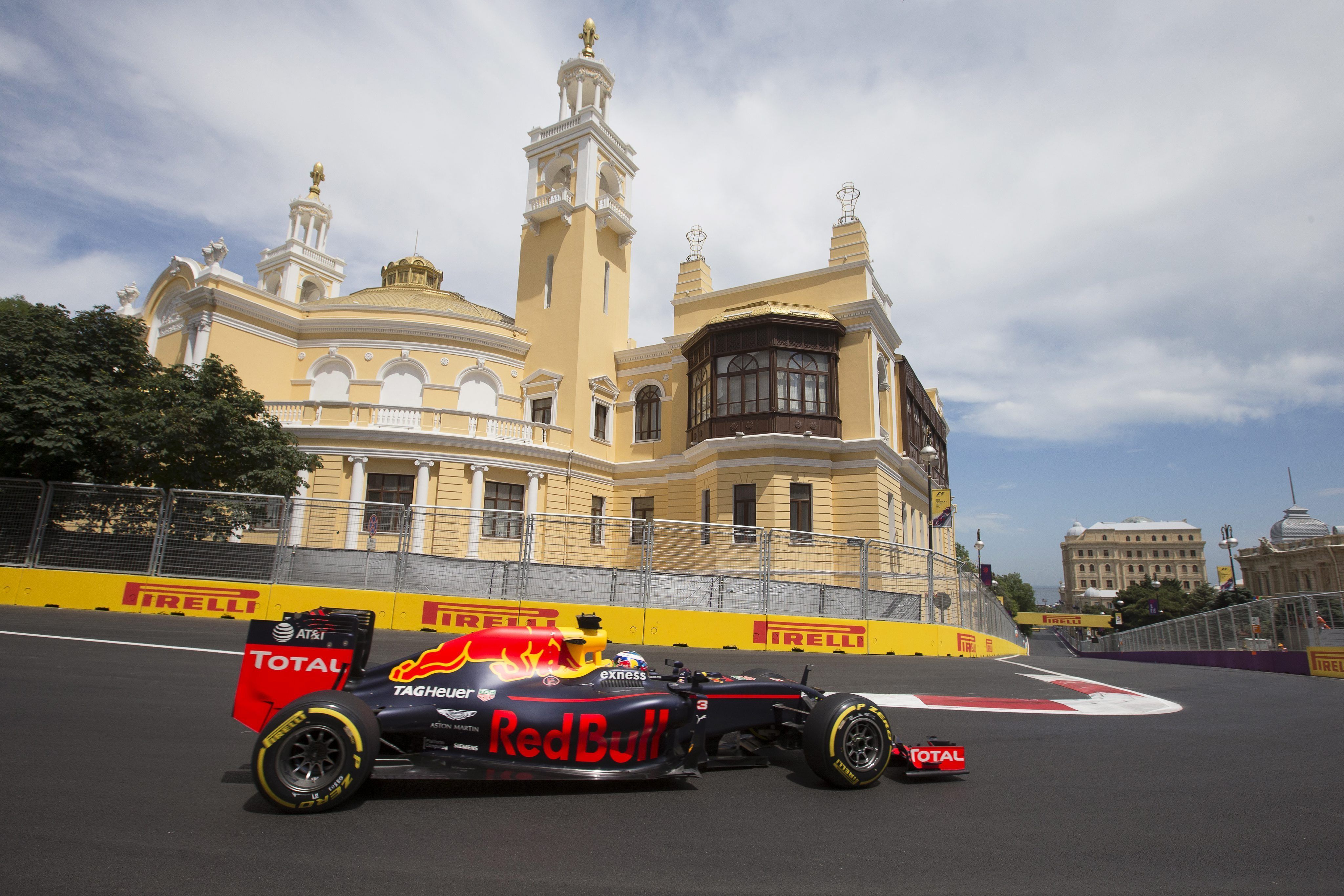 Ricciardo estrena los muros de Bakú