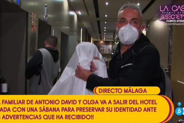 Kiko Hernández sale cono la testigo tapada llevada|traída Telecinco