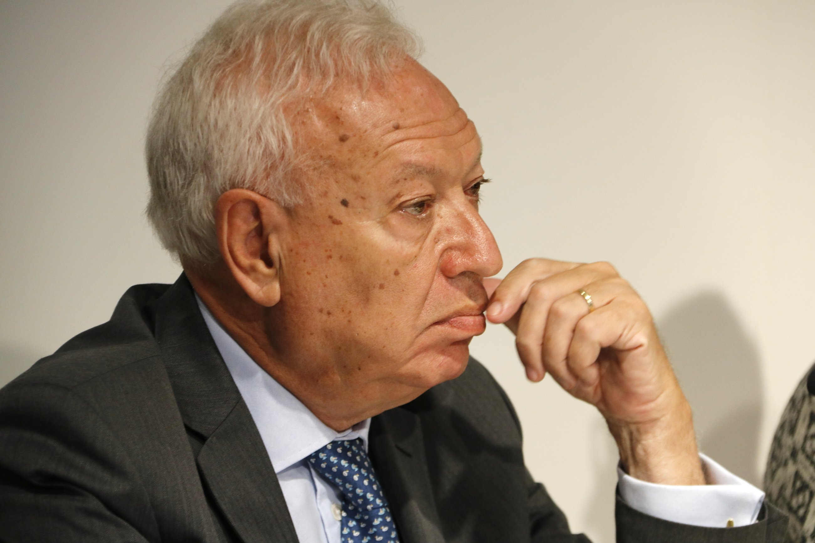 Margallo critica la inacción de Rajoy y recomienda el uso de la fuerza