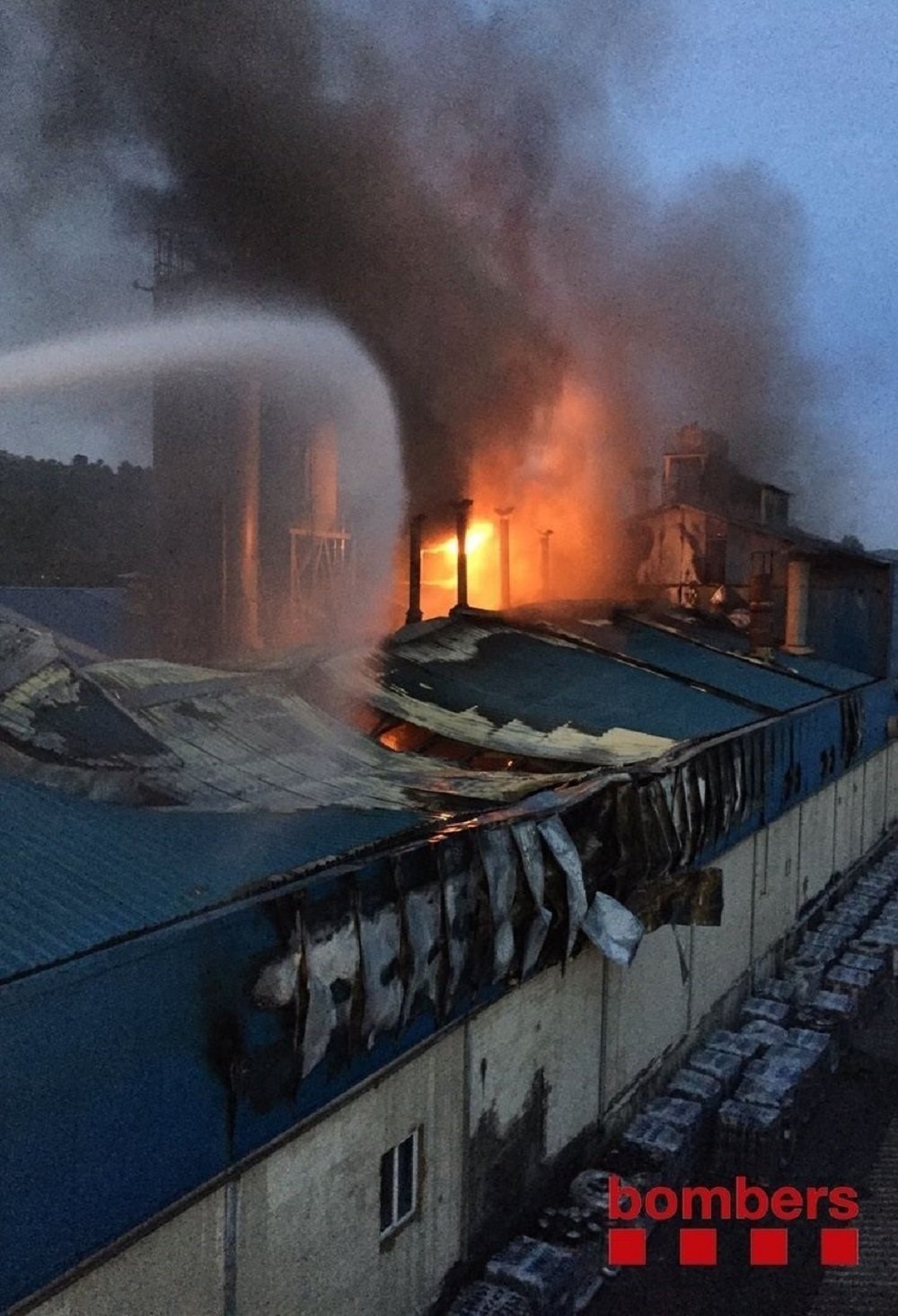 Un incendio quema una nave de 4.000 metros cuadrados en Sant Cugat del Vallès