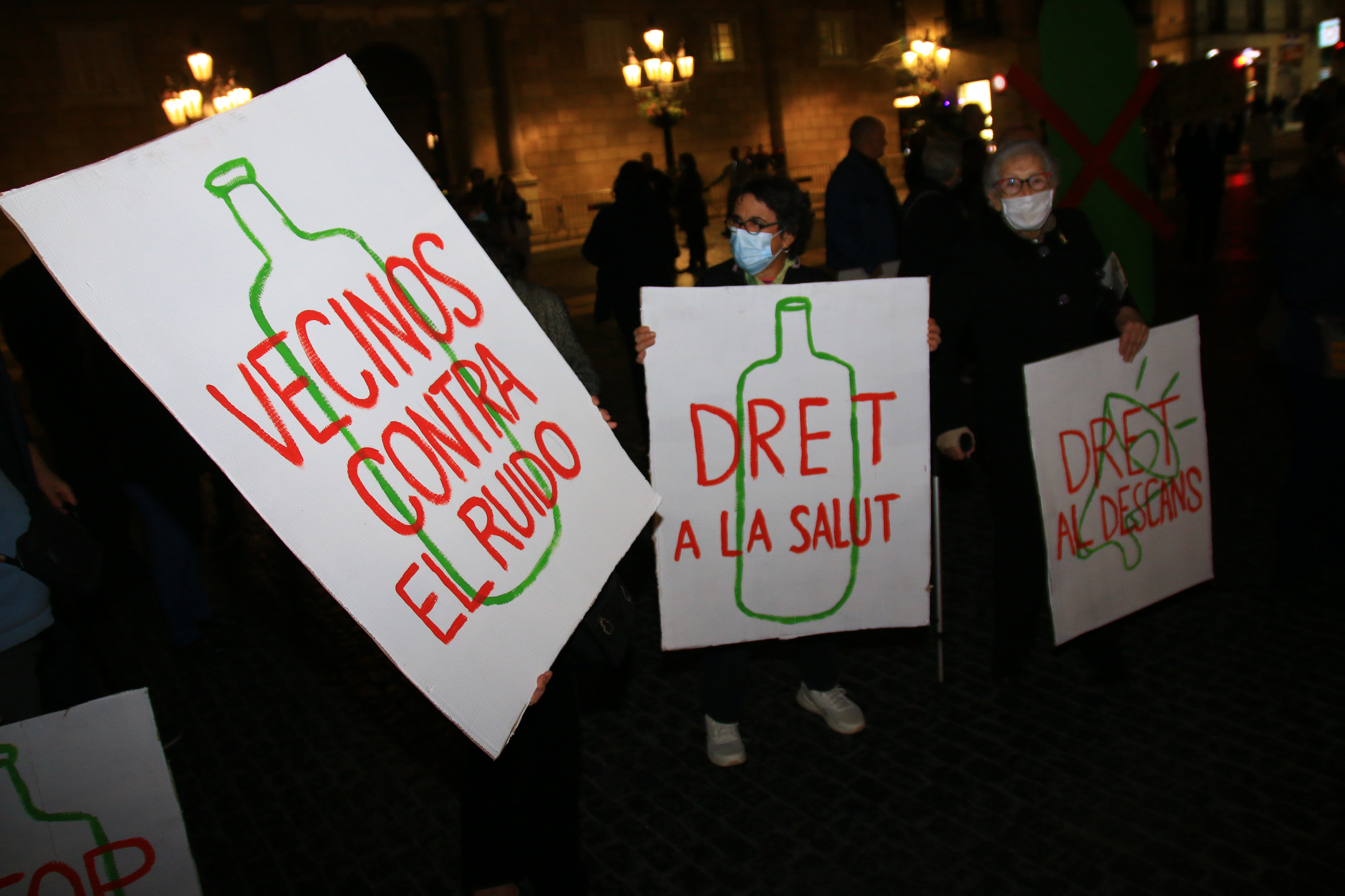 Manifestación Vecinos Ciutat Vella contra Ada Colau plaza Sant Jaume / Miquel Muñoz