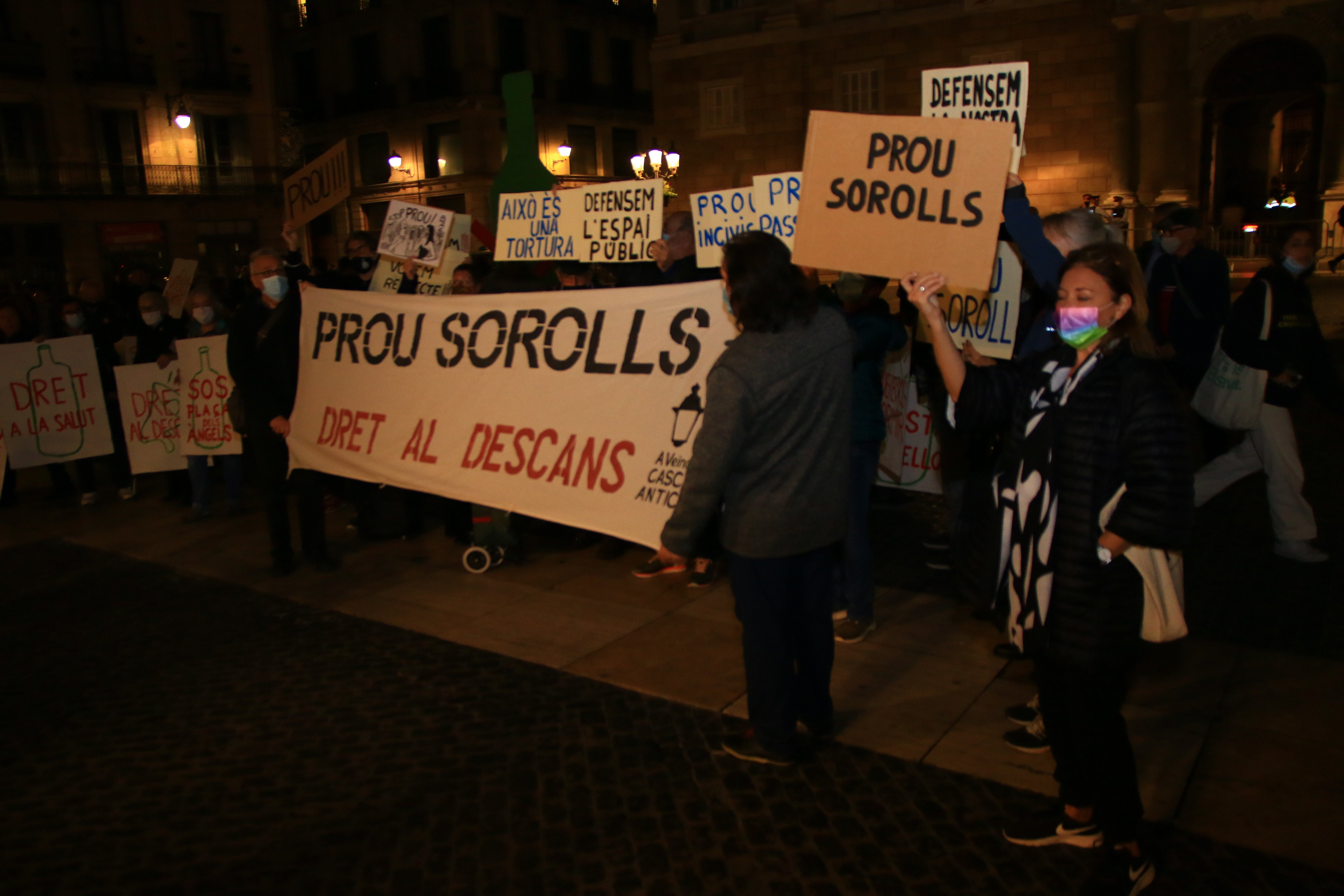 Manifestación Vecinos Ciutat Vella contra Ada Colau plaza Sant Jaume / Miquel Muñoz