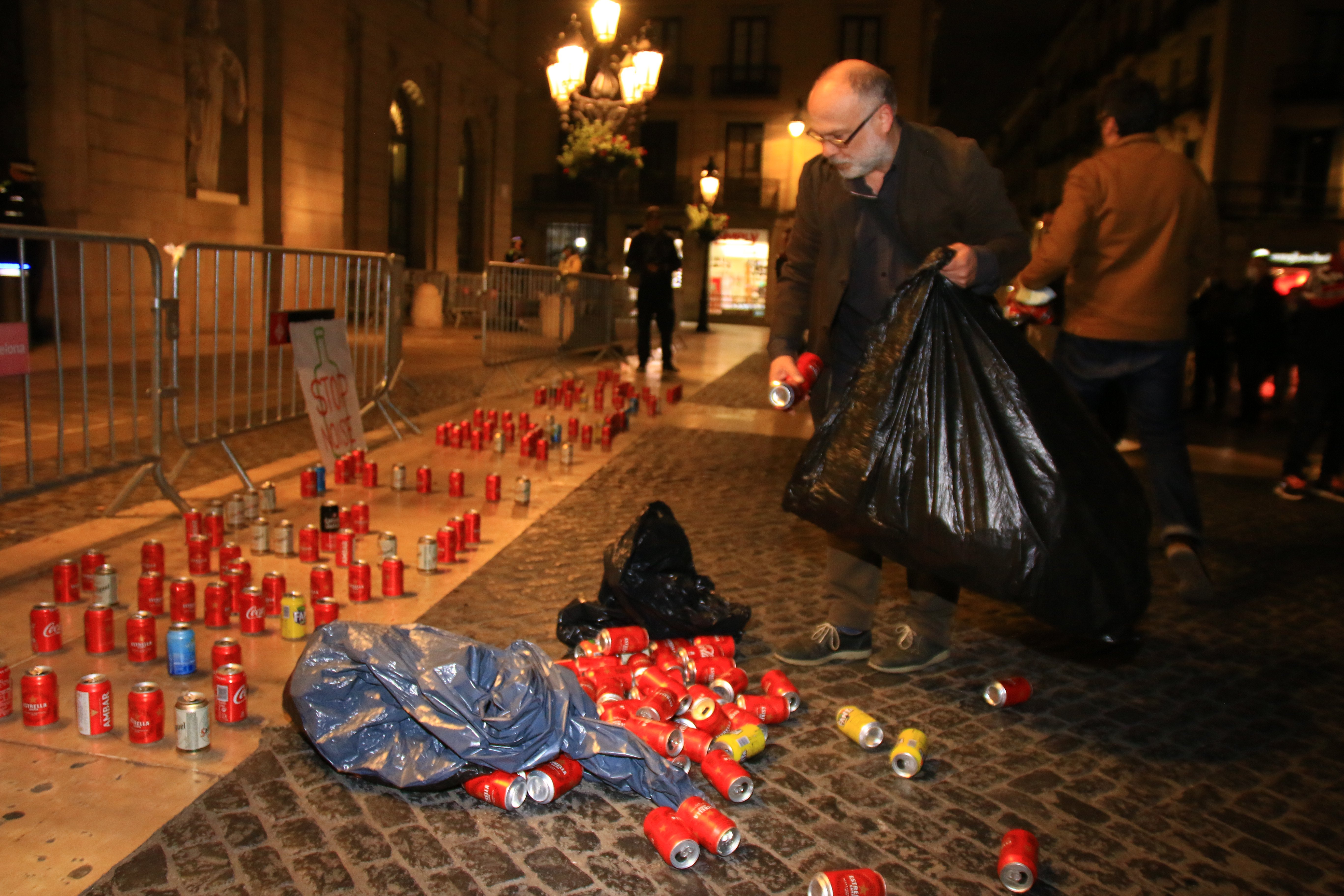 Manifestación Vecinos Ciutat Vella contra Ada Colau plaza Sant Jaume / Miquel Muñoz