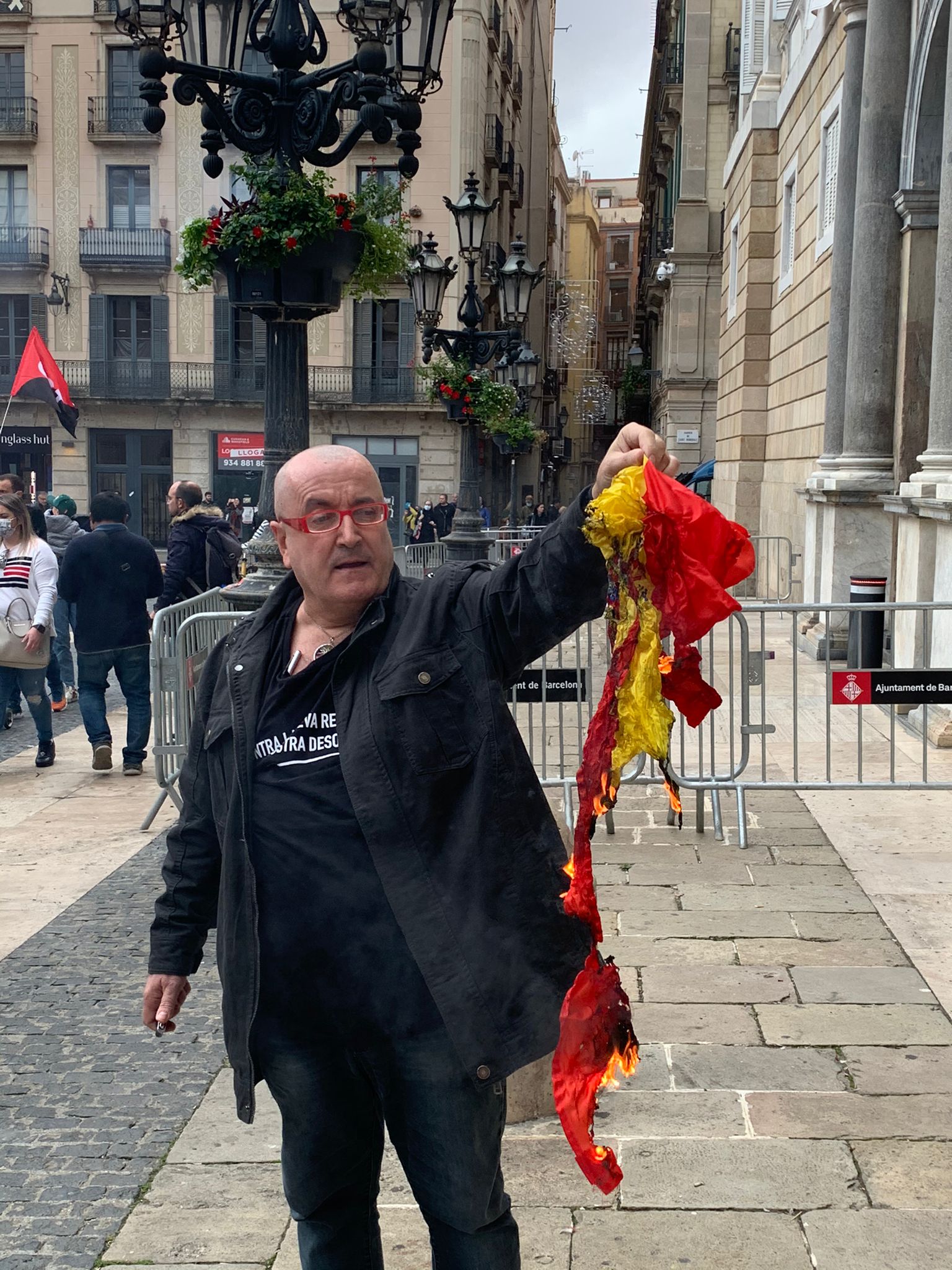El cremador de banderes espanyoles hi torna