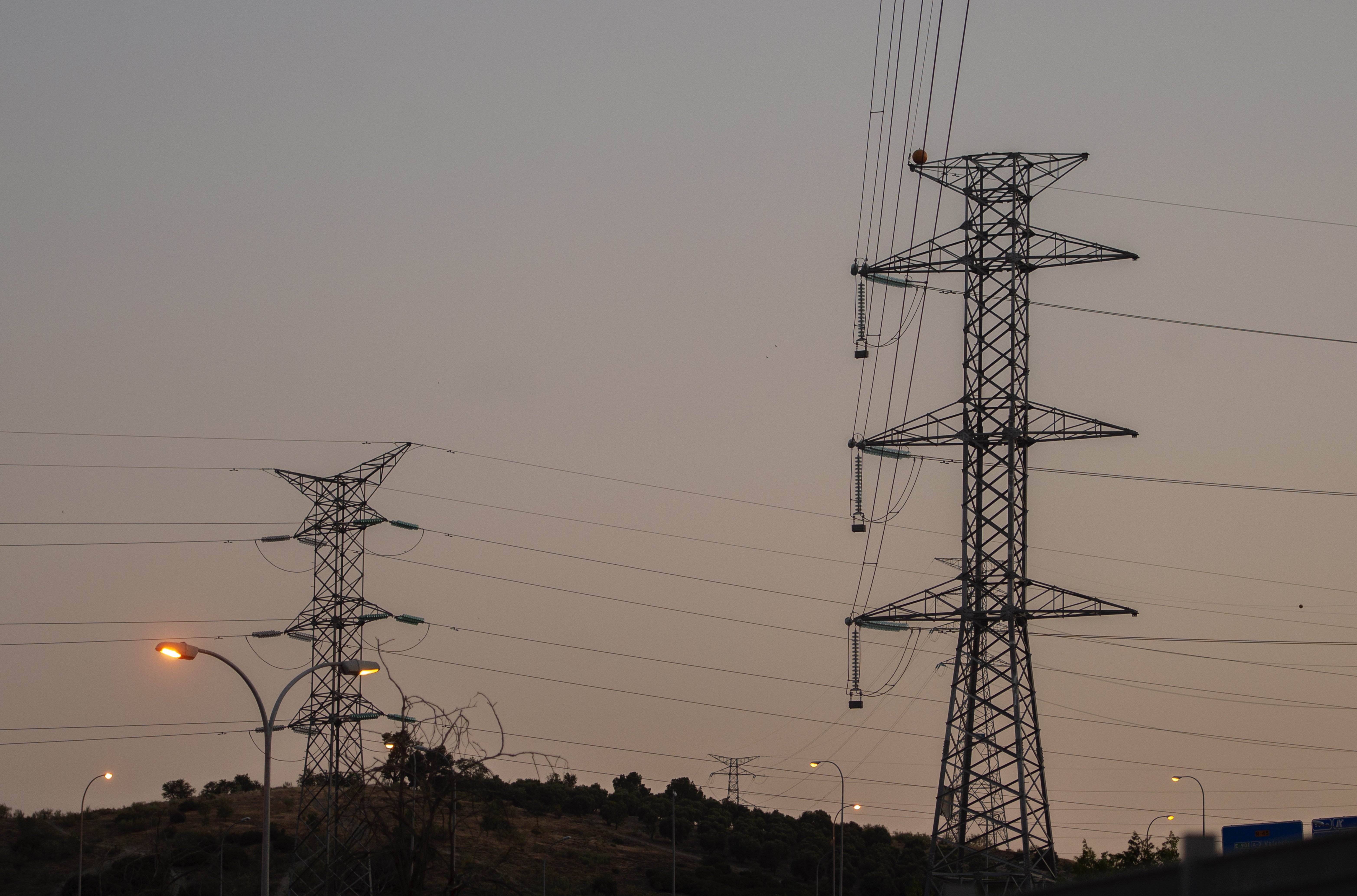 Segundo récord consecutivo para el precio de la luz, que rozará los 400 euros