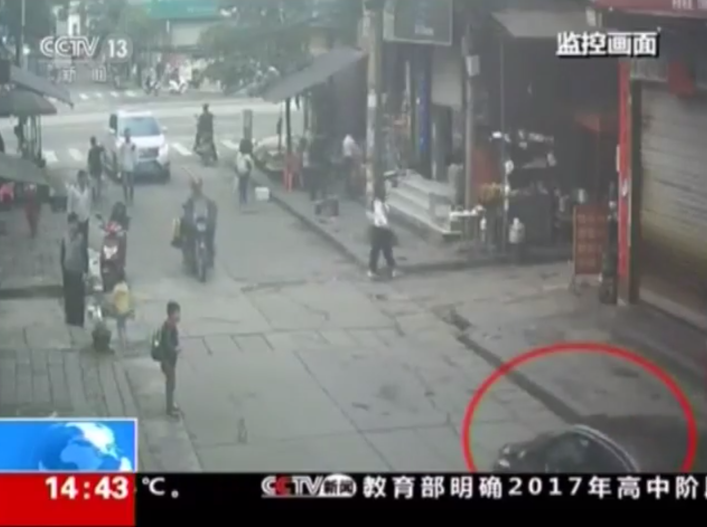 VÍDEO: La sort d'una nena xinesa quan li passa un cotxe per sobre