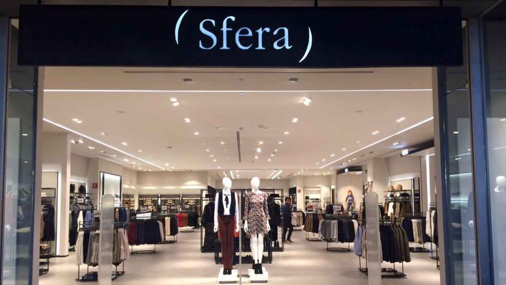 Tot al vermell és la nostra aposta per als pantalons de vestit que capten les més adinerades a Sfera