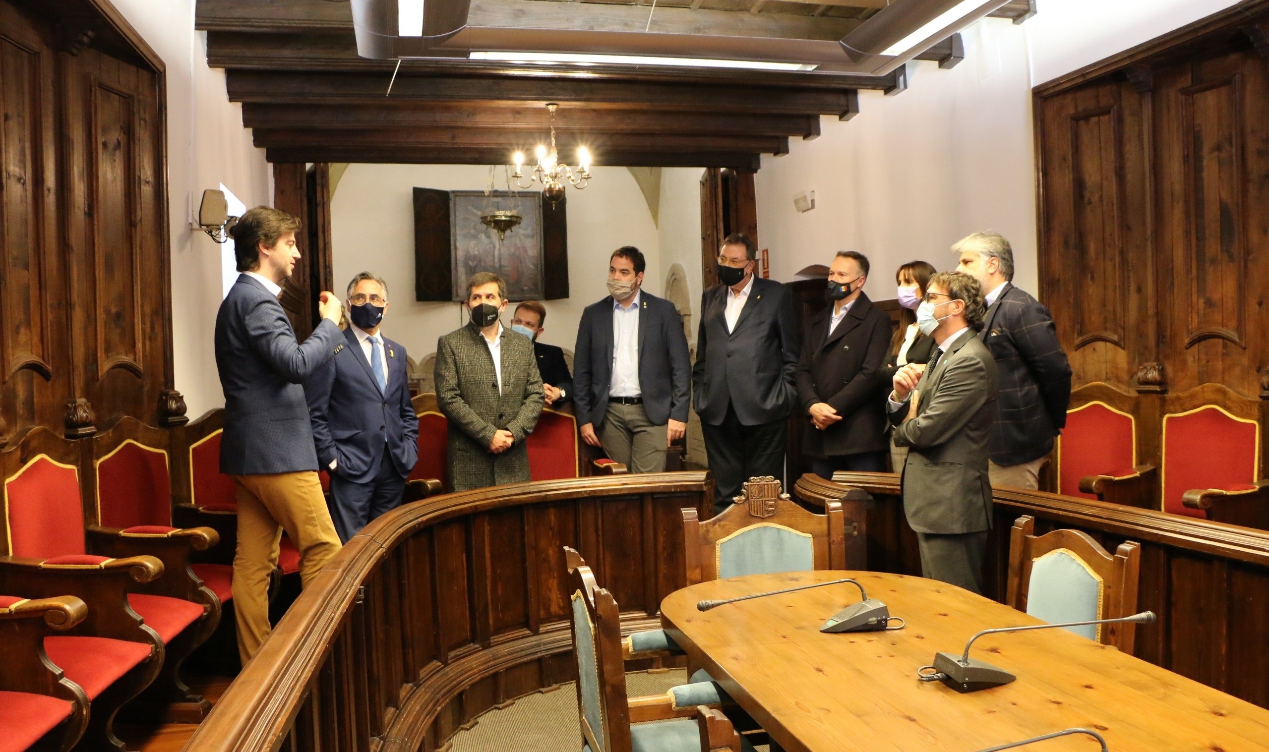 EuropaPress delegacion junts visitando hemiciclo casa vall sede tradicional consell
