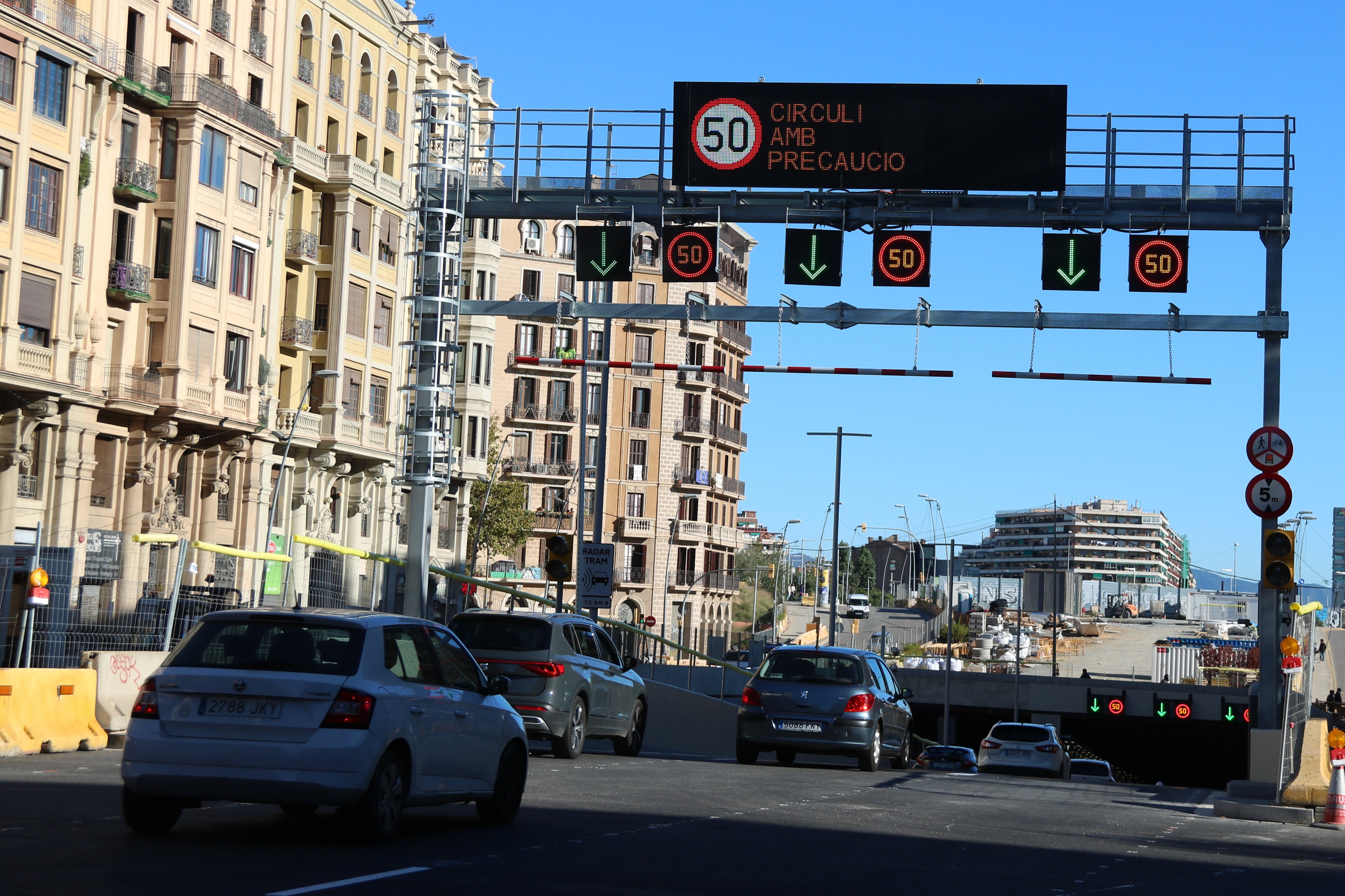 Accidente en la Gran Vía de Barcelona con heridos graves: reabierto el túnel de las Glòries
