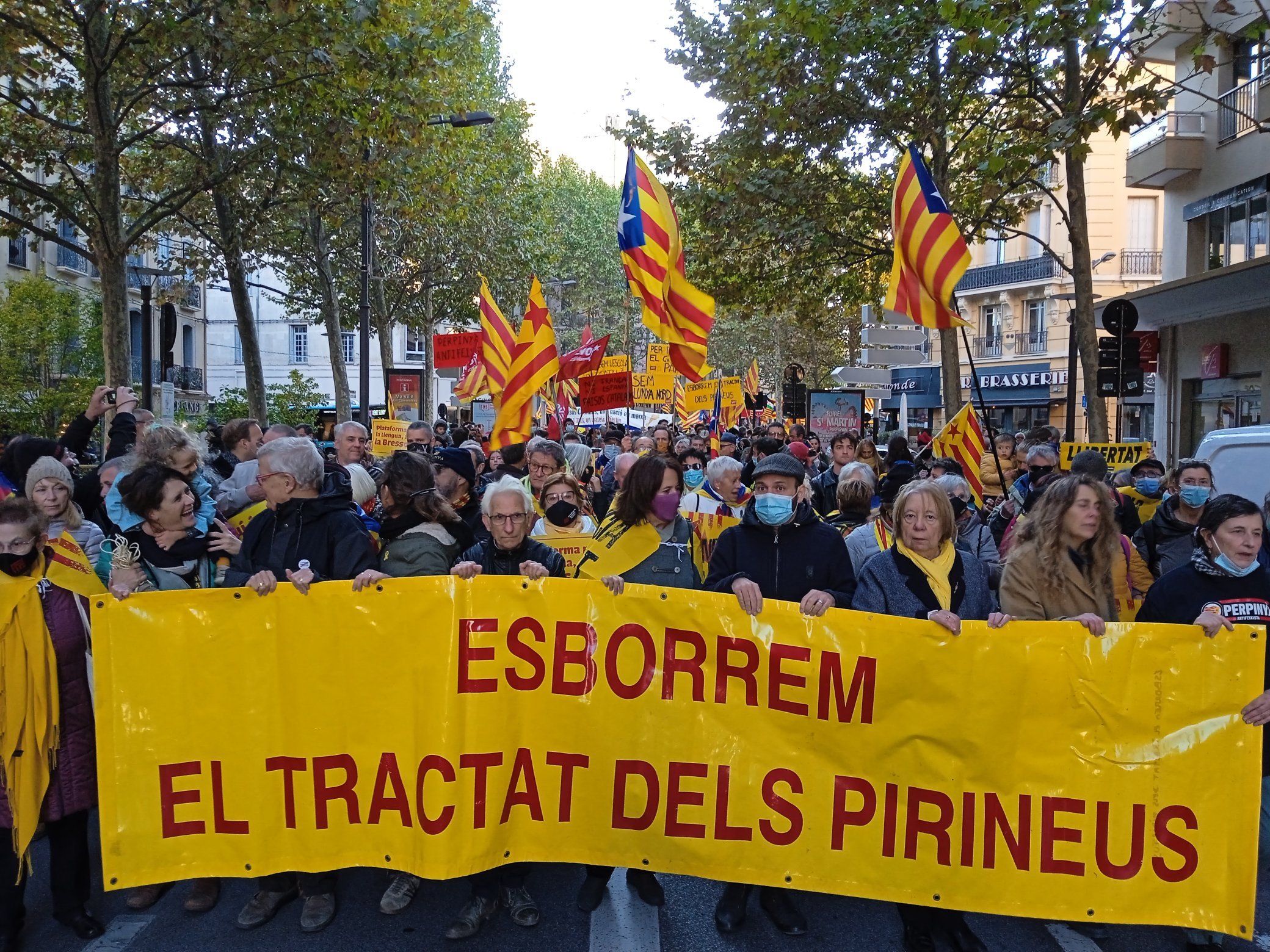 Miles de personas se manifiestan contra el Tratado de los Pirineos en Perpinyà