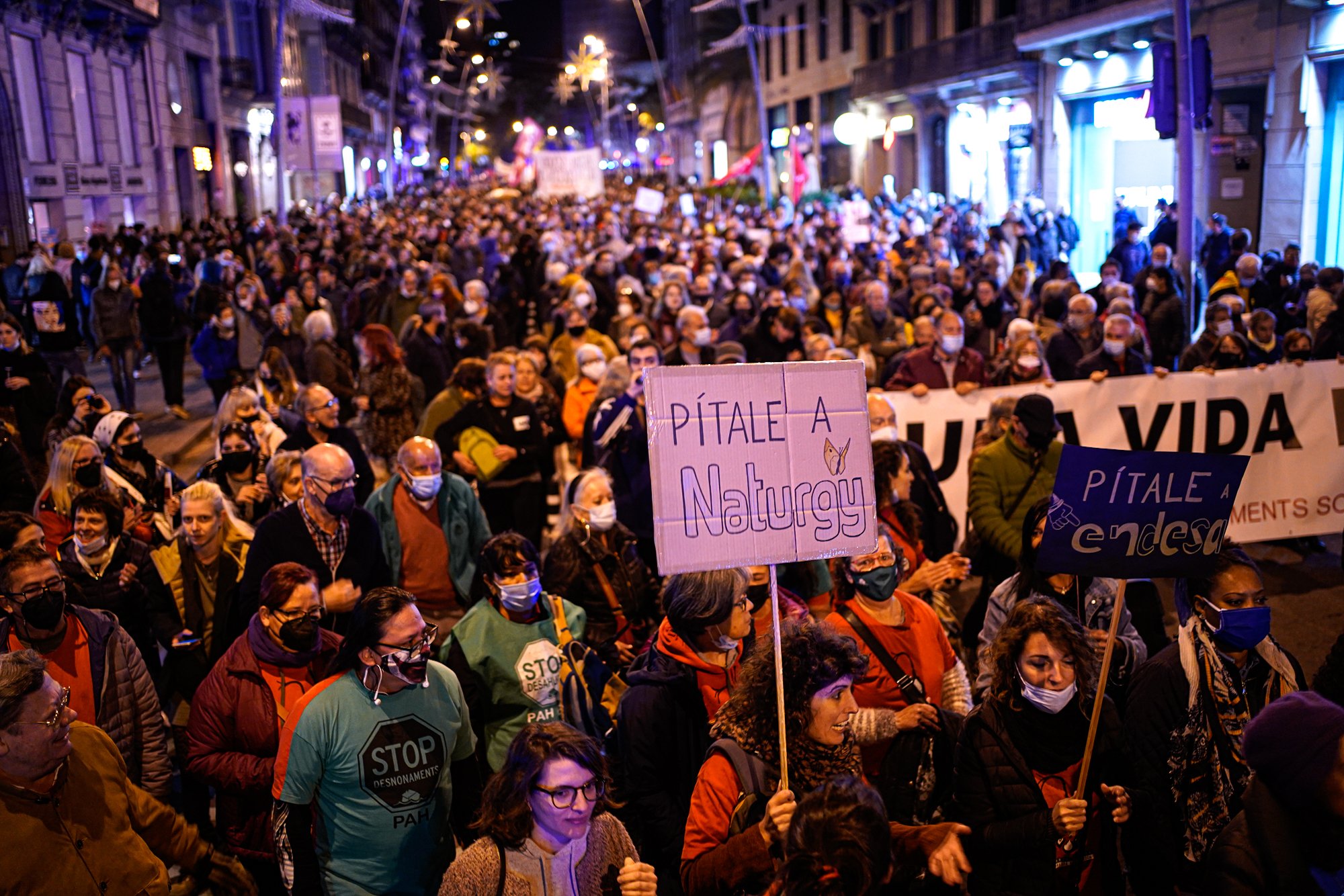 Milers de persones es manifesten "contra l'estafa del preu de la llum"