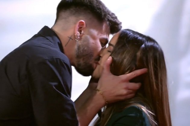 Isaac y Lucía se besan en 'La Última Tentación' Telecinco