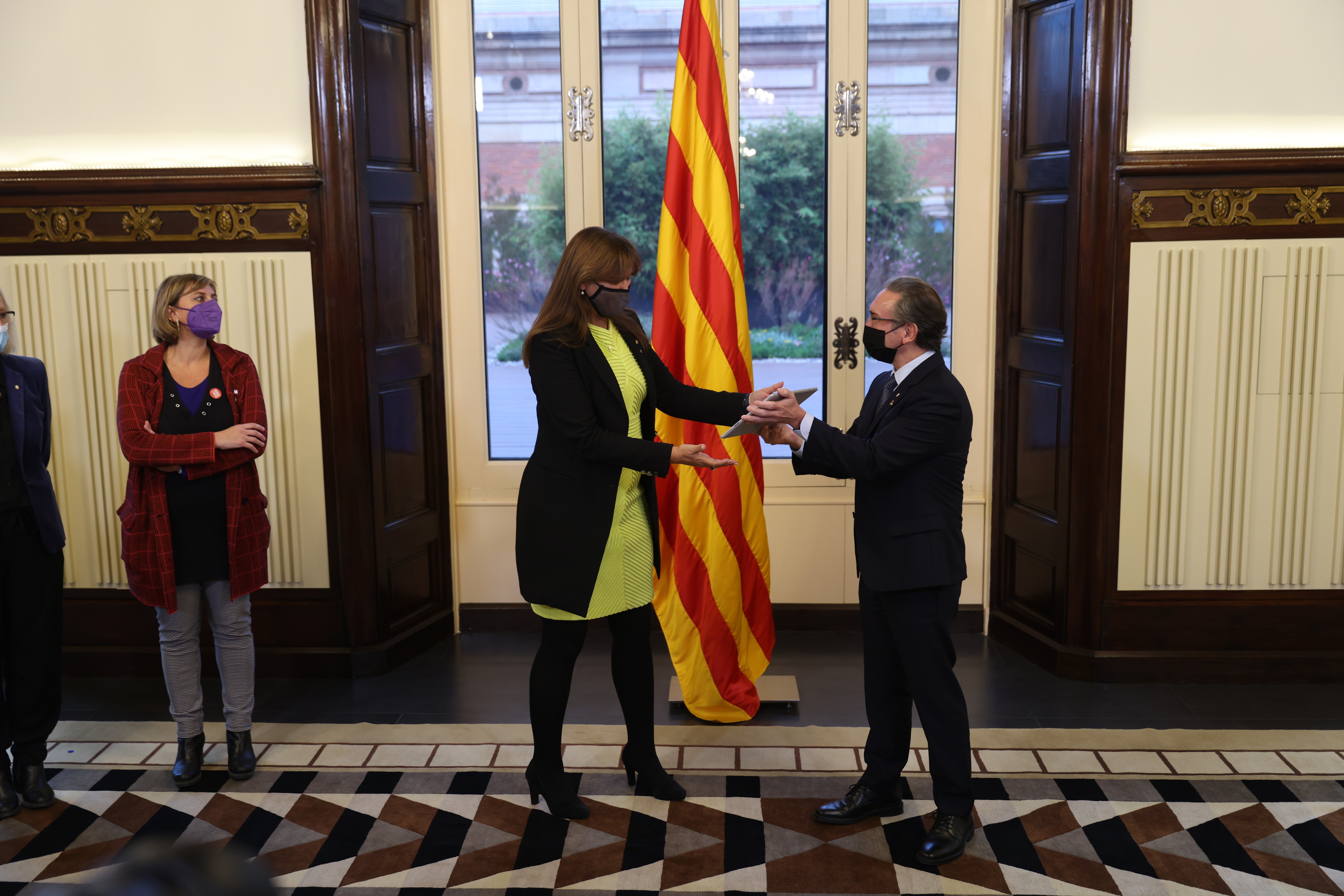 Entrega de presupuestos del conseller d'economia, Jaume Giró y la presidenta del parlament, Laura Borràs - Sergi Alcàzar