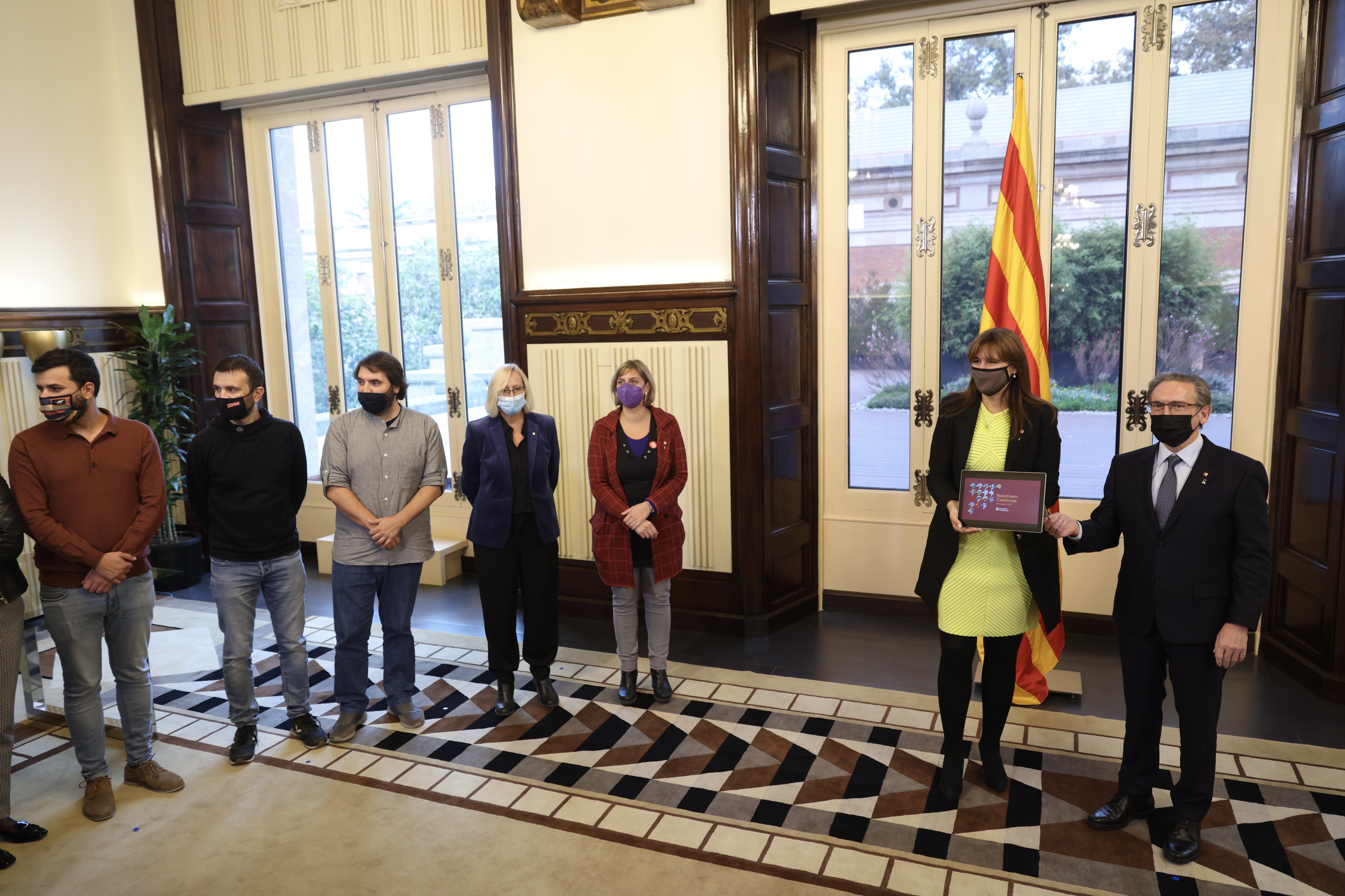 Entrega de presupuestos del conseller d'economia, Jaume Giró y la presidenta del parlament, Laura Borràs - Sergi Alcàzar Entrega de presupuestos del conseller d'economia, Jaume Giró y la presidenta del parlament, Laura Borràs - Sergi Alcàzar
