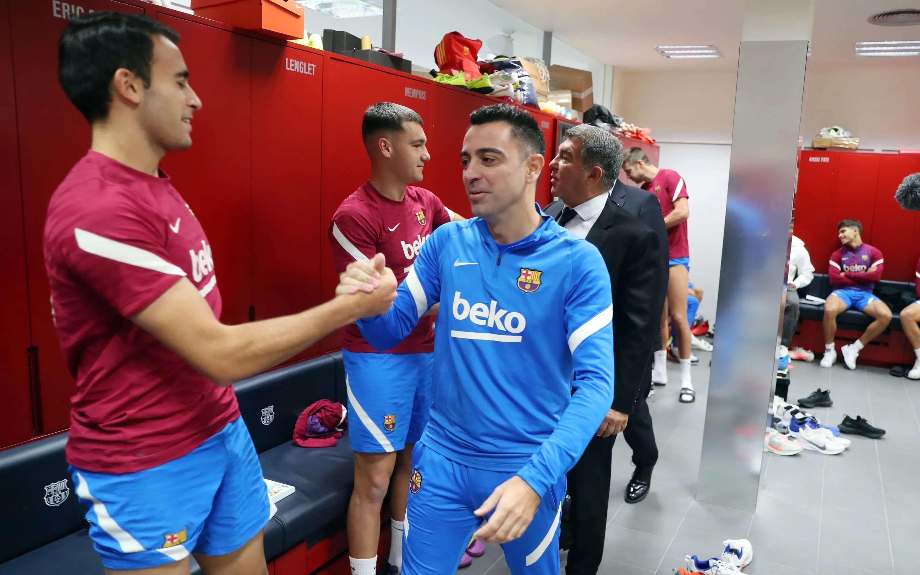 Xavi Hernández saludant Eric Garcia