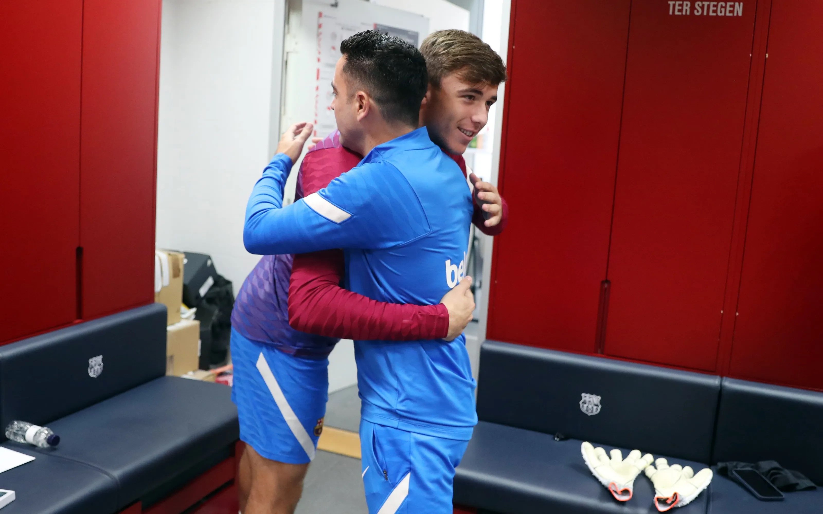 Xavi Hernández saludant Nico González