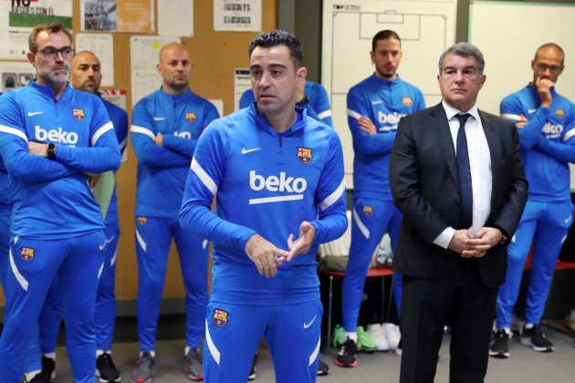 Xavi Hernández y Joan Laporta en el vestuario del FC Barcelona