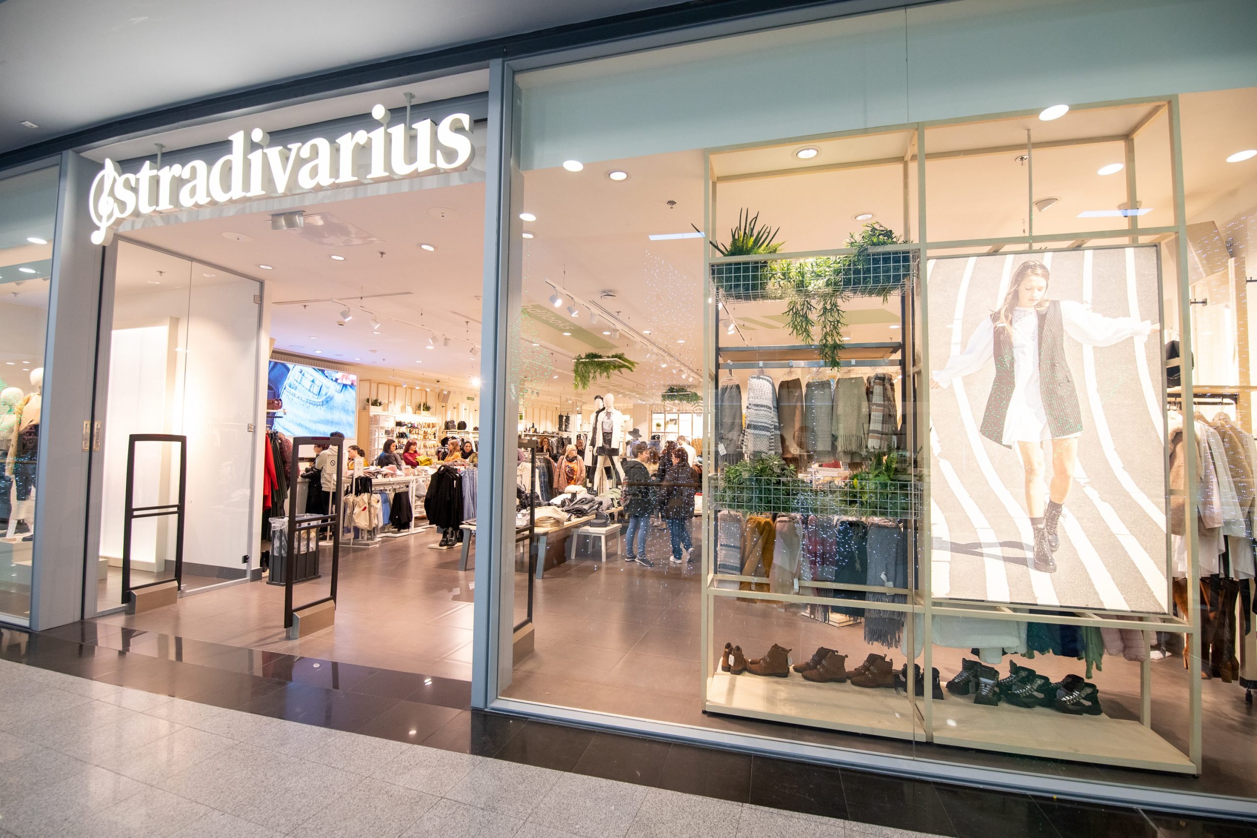 Stradivarius dissenya un vestit que et farà sentir com una veritable diva de Hollywood