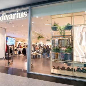 El pantalón flare Pachá de Stradivarius desata la locura solo llegar:  cuesta 22,99 euros