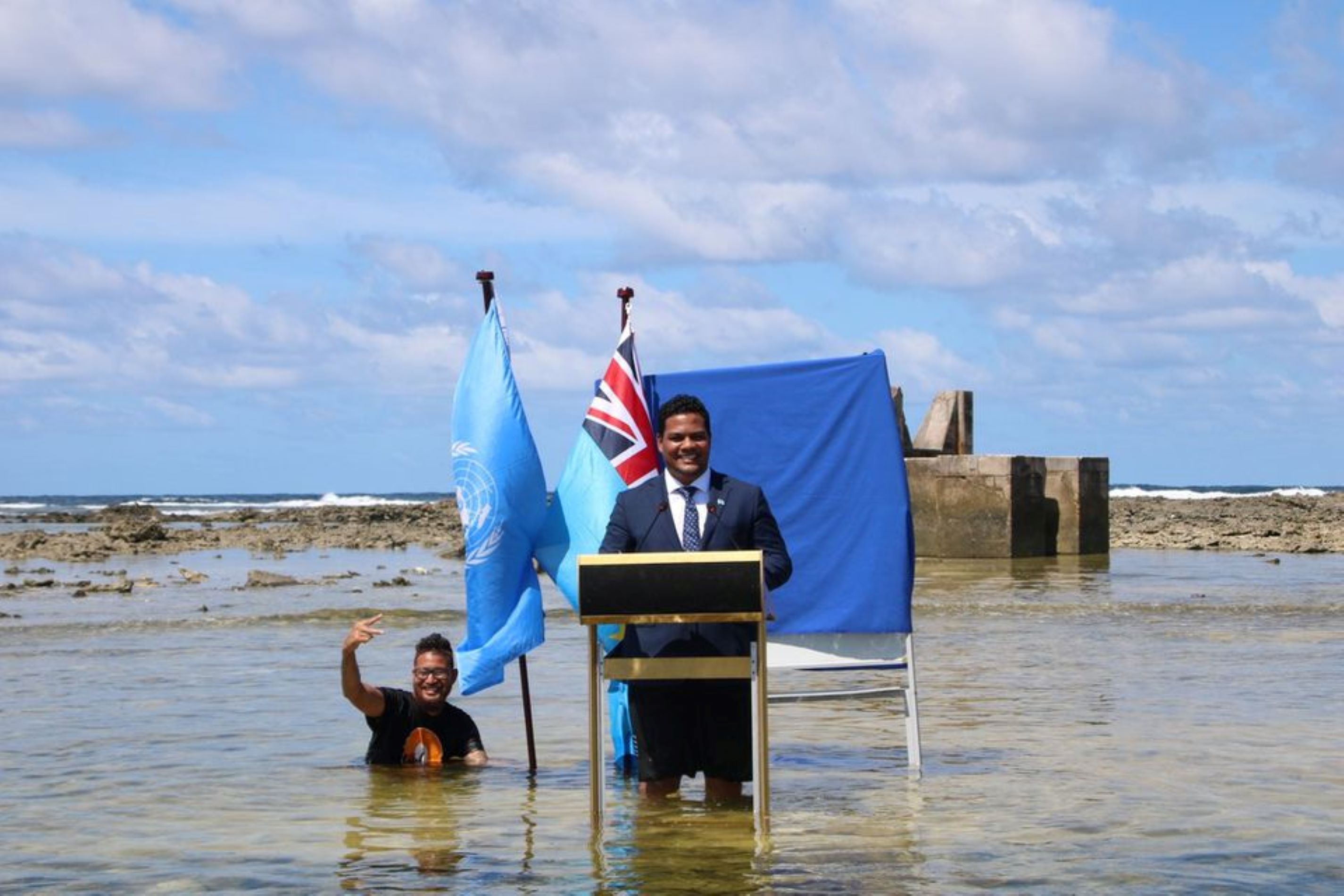Con el agua por las rodillas: la conferencia del ministro de Tuvalu en la COP26