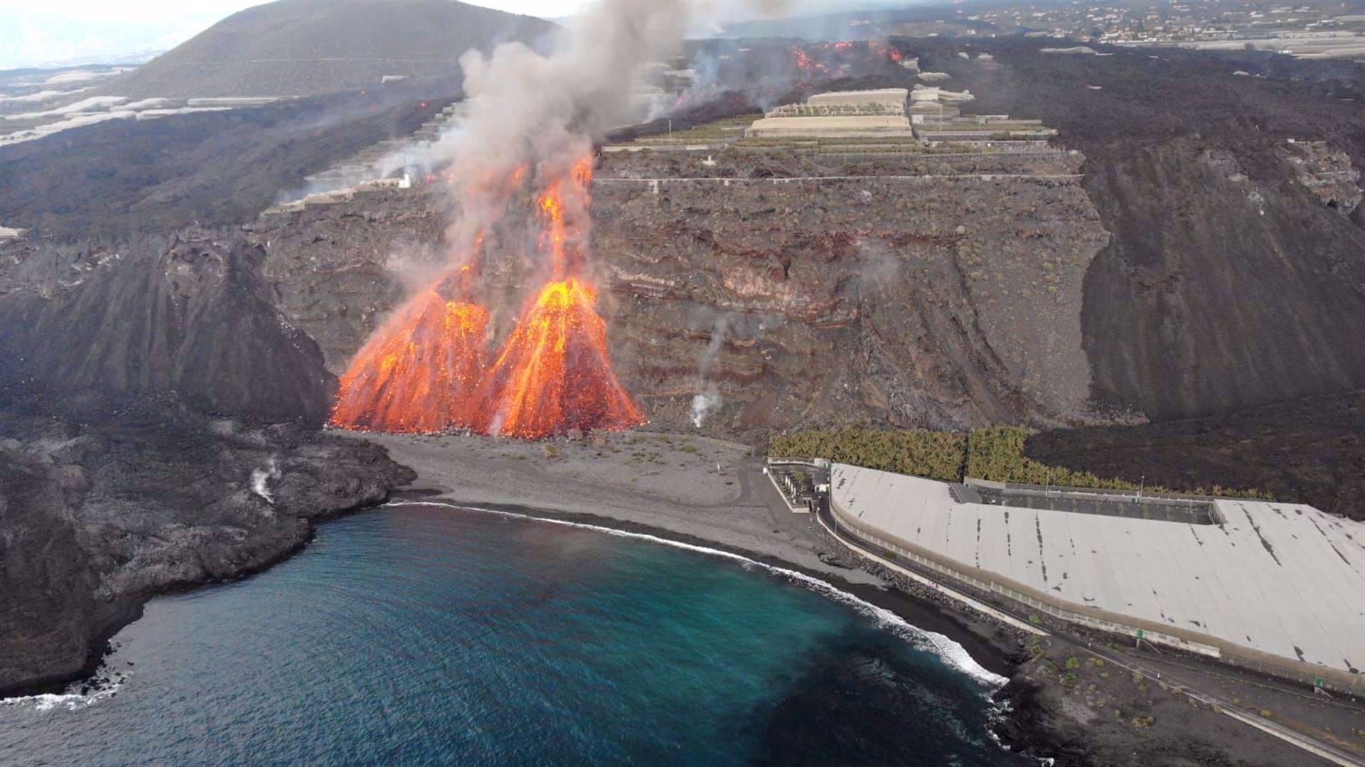 La lava del volcán de La Palma vuelve a llegar a la playa