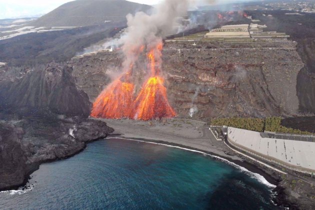 Lava del volcán la Palma en playa Guirres Tazacorte   UME y Gobierno de Canarias