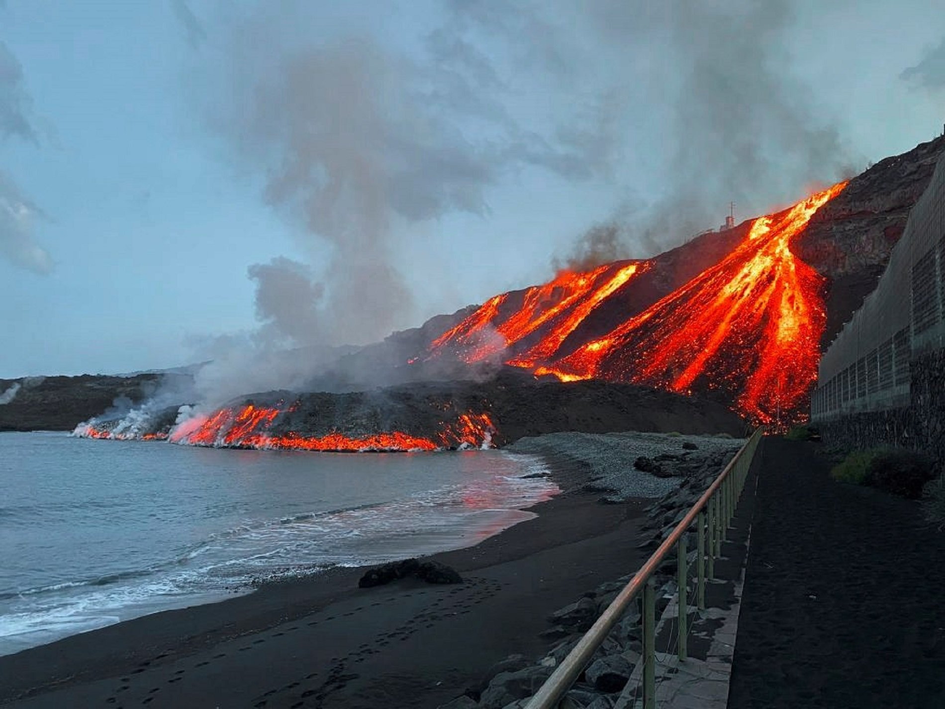 La lava del volcán de La Palma vuelve a llegar al mar