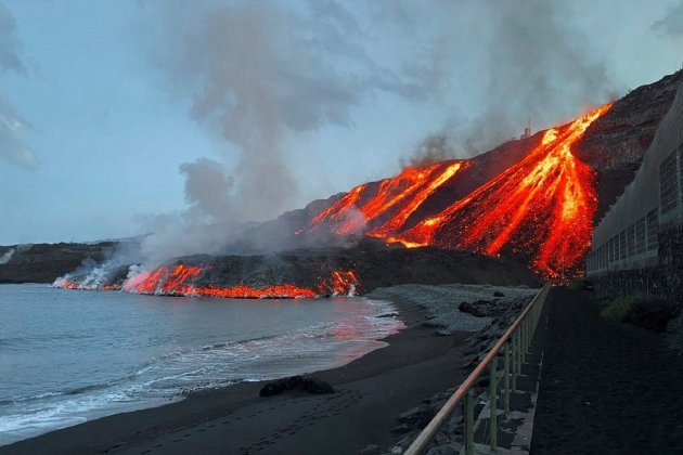 efe ministeri transports la palma|palmell volcan cimera|cim vella erupcion lava mar platja els guirres