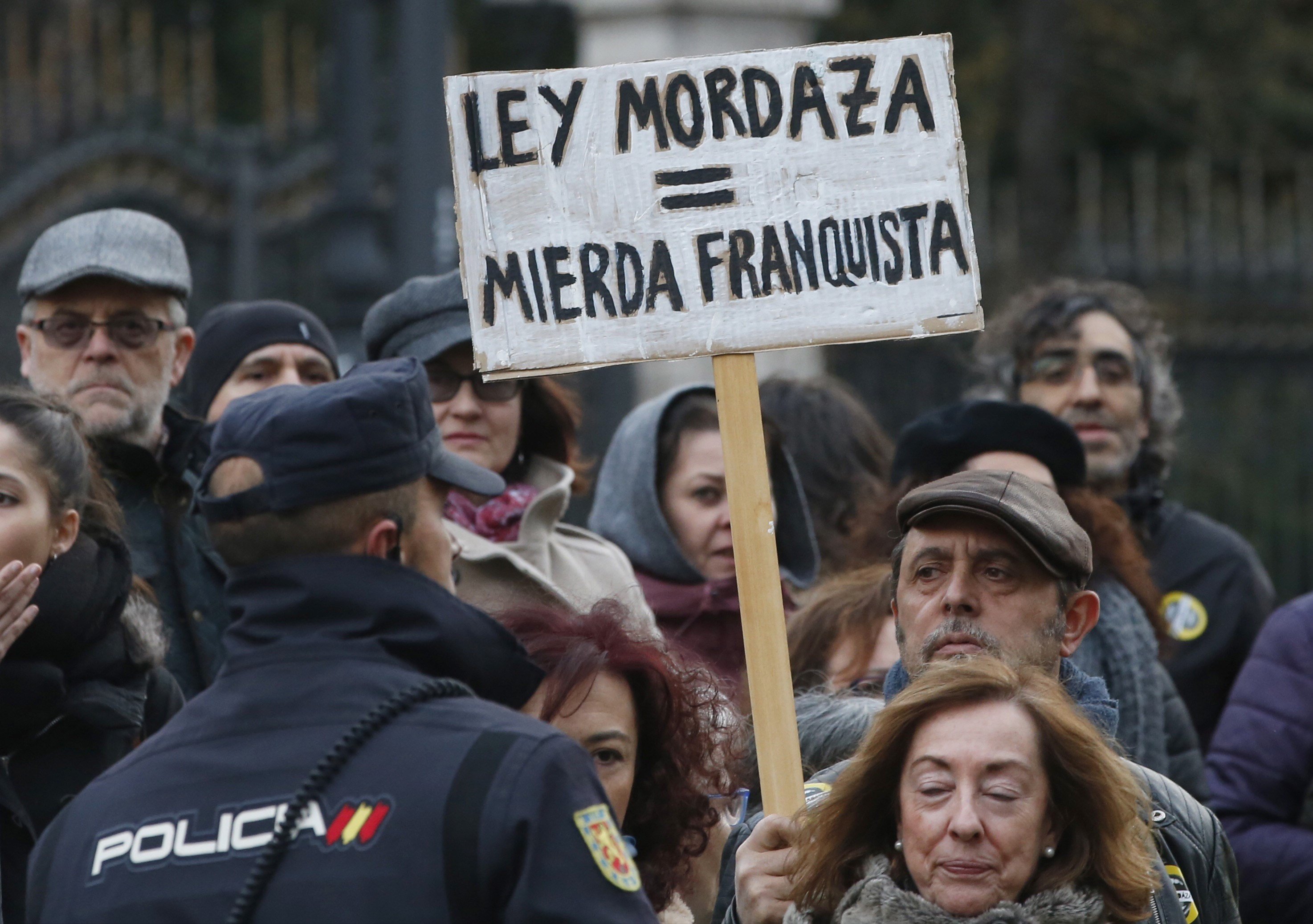 PSOE y Podemos acuerdan cómo reformar la ley mordaza: estas son las claves